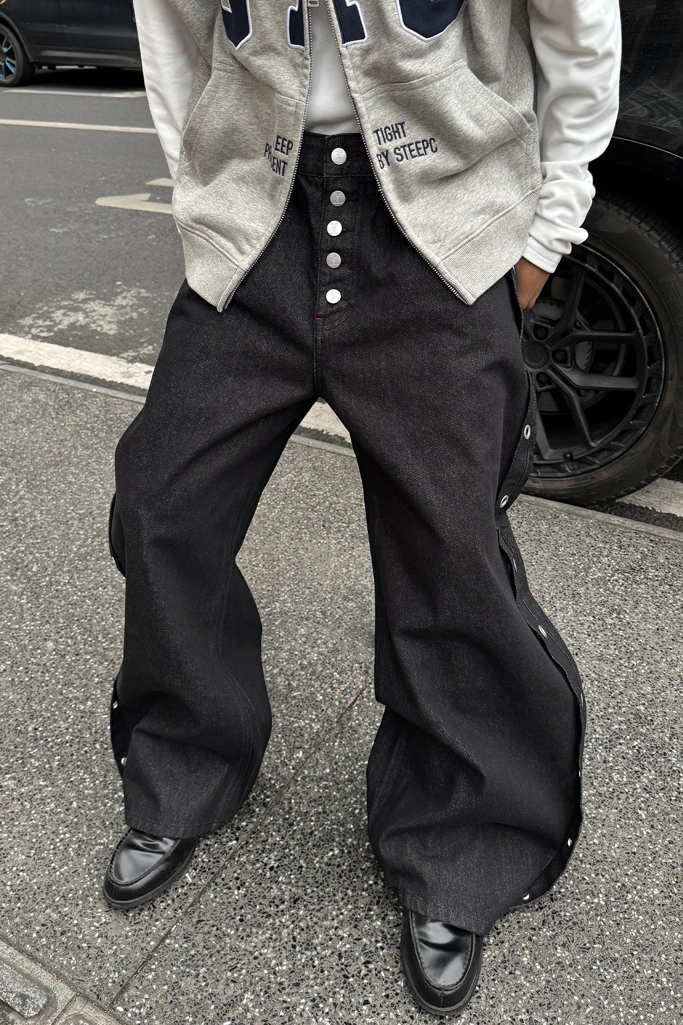 STEEPC Grommet Snap-Fly Flared Raw Jeans