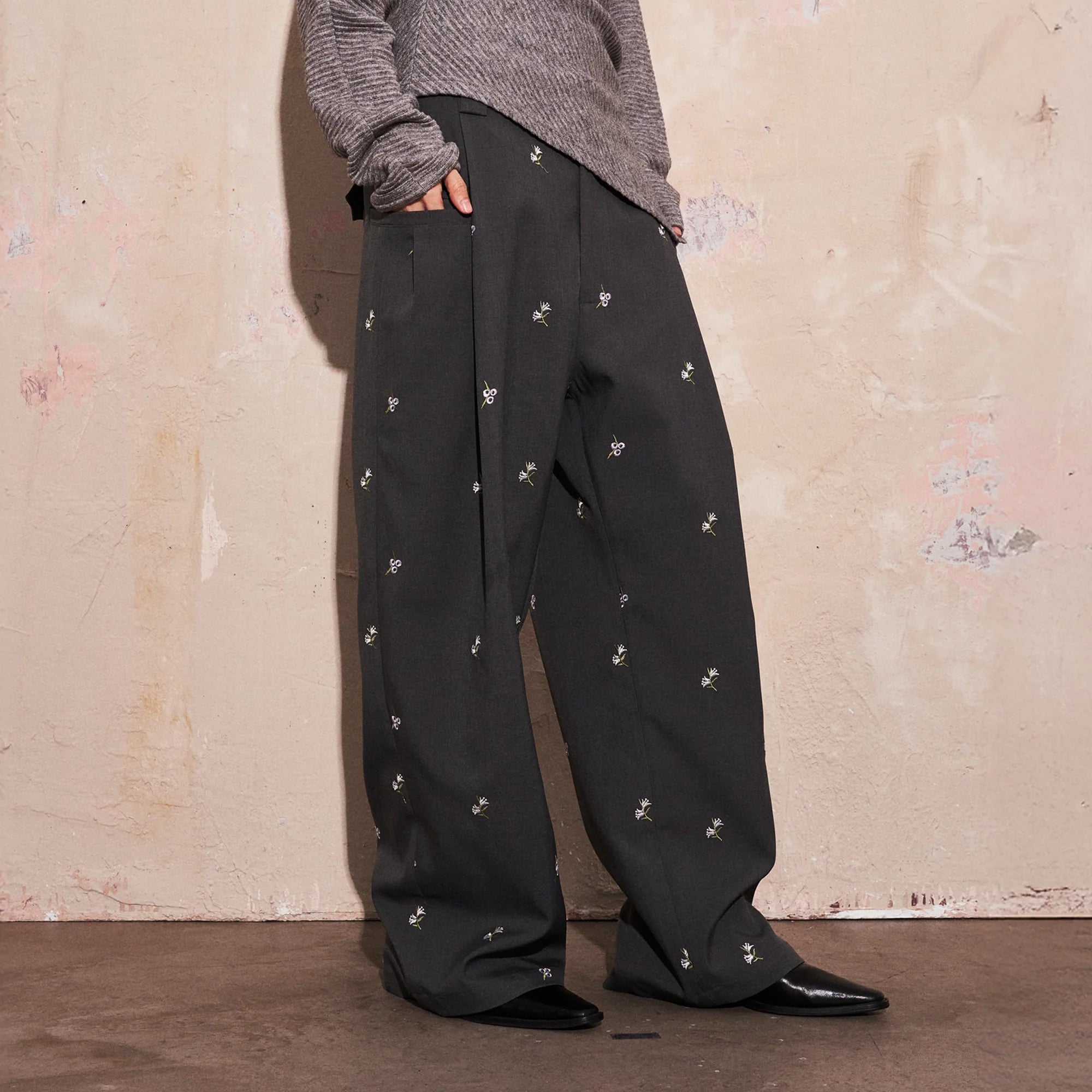 SAME FLOW Floral Embroidery Pleated Wide-Leg Trousers