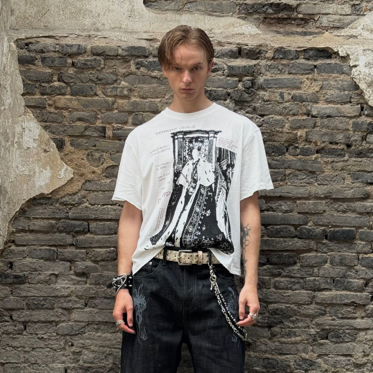 LUUUCAM Crowned King Graphic T-Shirt
