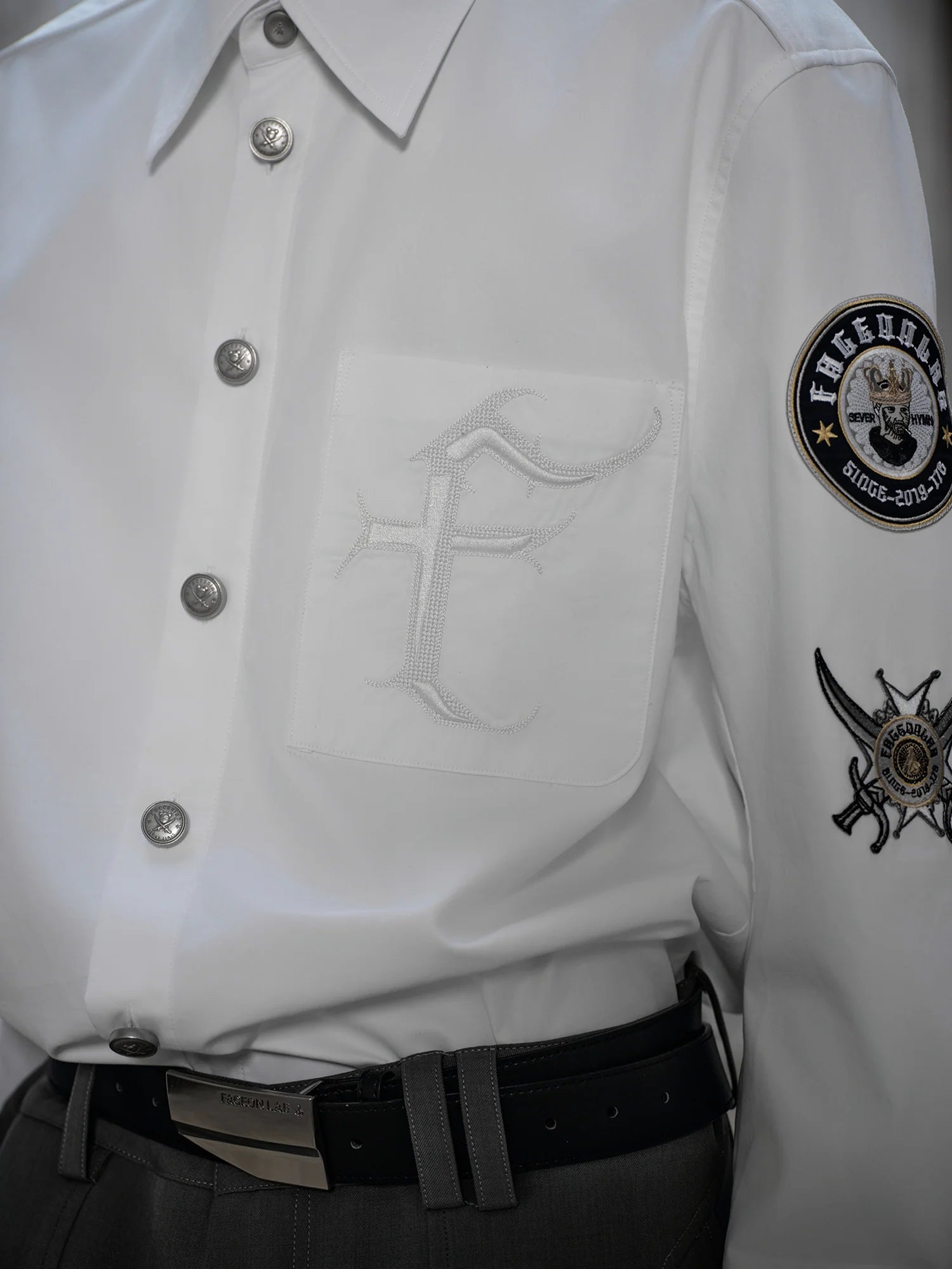 FACEONLAB Mental-Button Embroidered Badge-Patch Shirt White