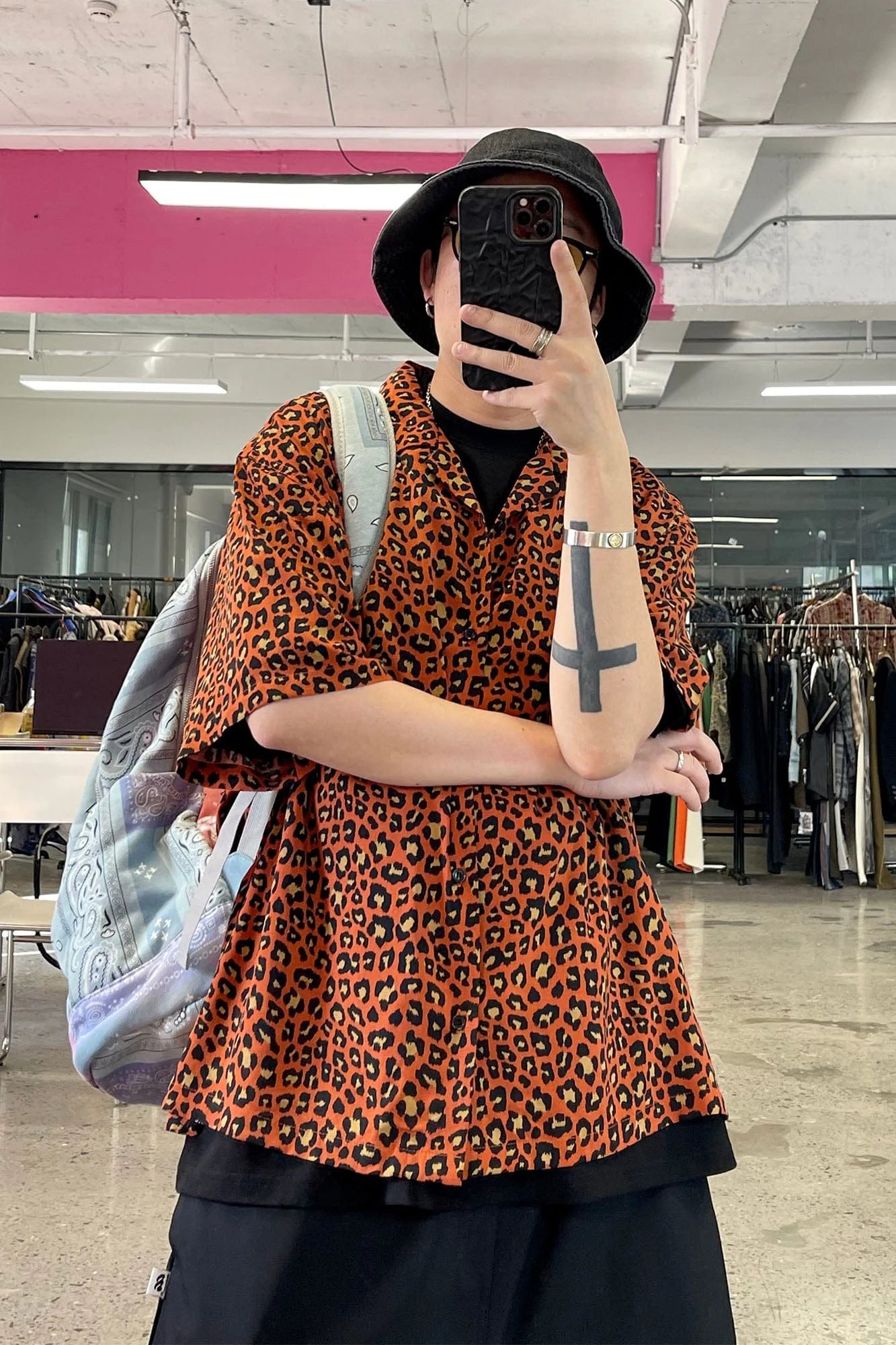 ME DA IGUAL Retro Leopard Full-Print Cuban Half Shirt