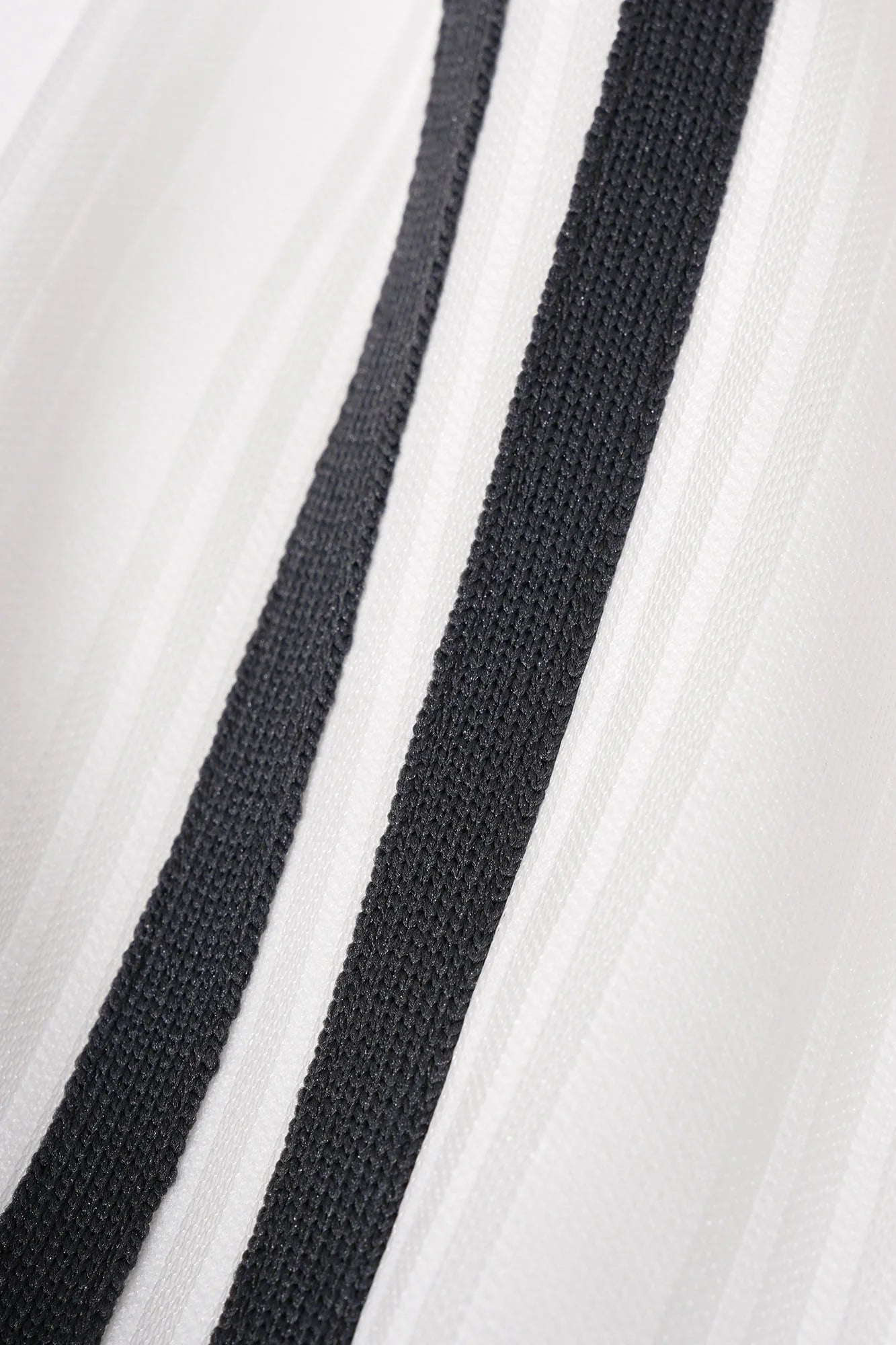 UMAMIISM Contrast V-Neck Stripe Long-Sleeve Tee