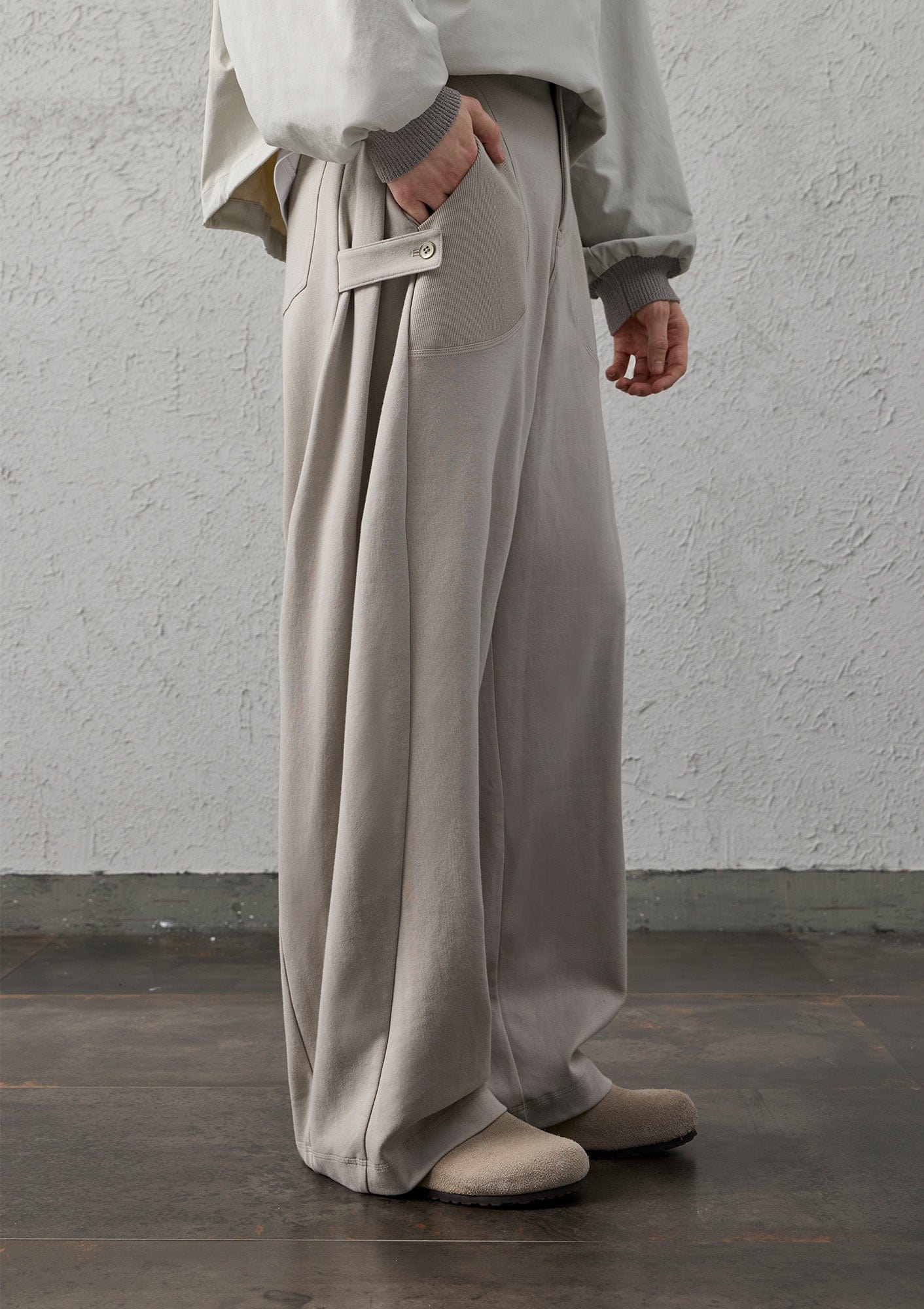 ORGANIC EMOTION Pleat Seam Curved Pants