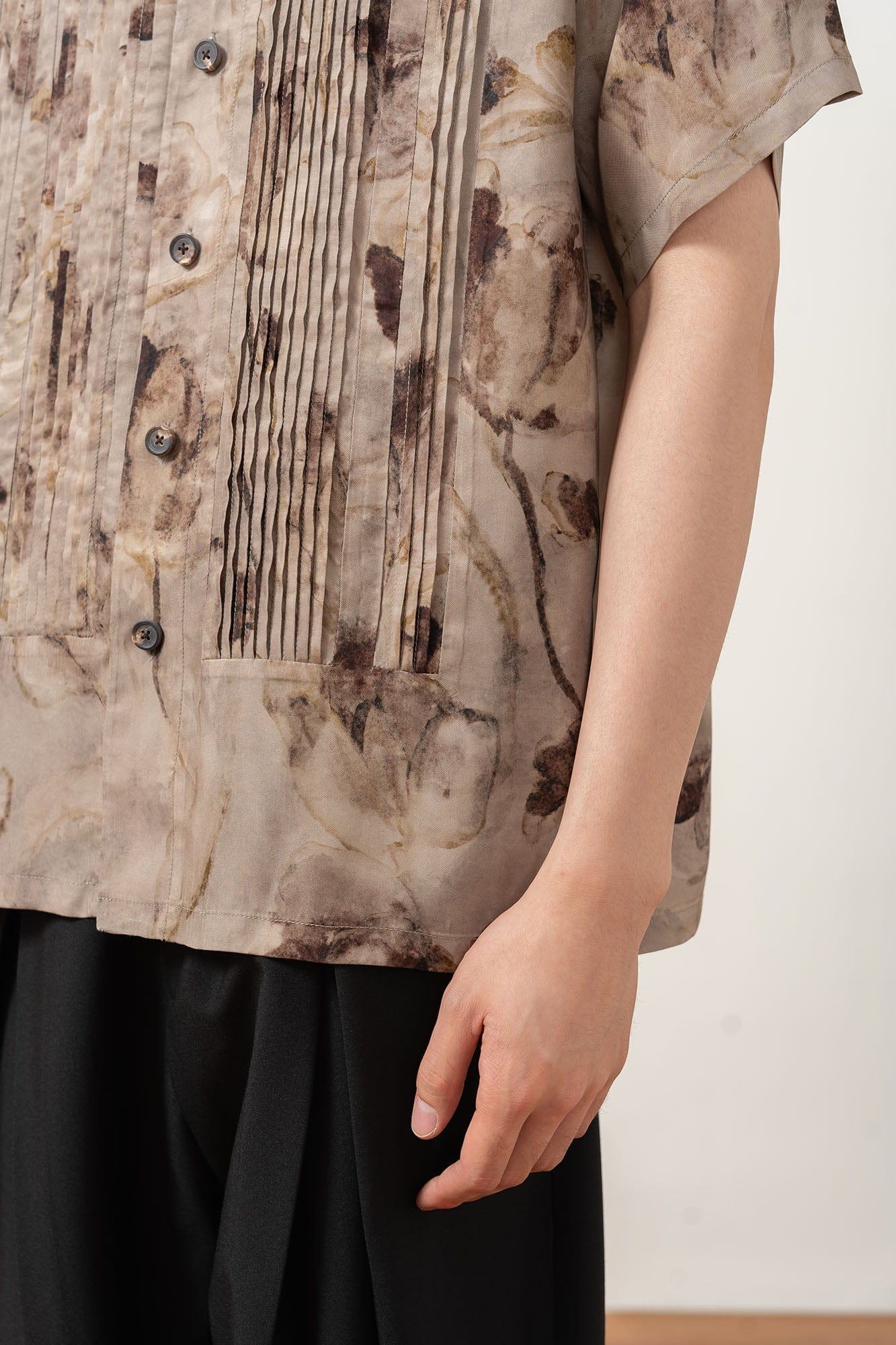 MOITIEDEPETALE Floral Accordion Pleats Cupro Blended Half Shirt