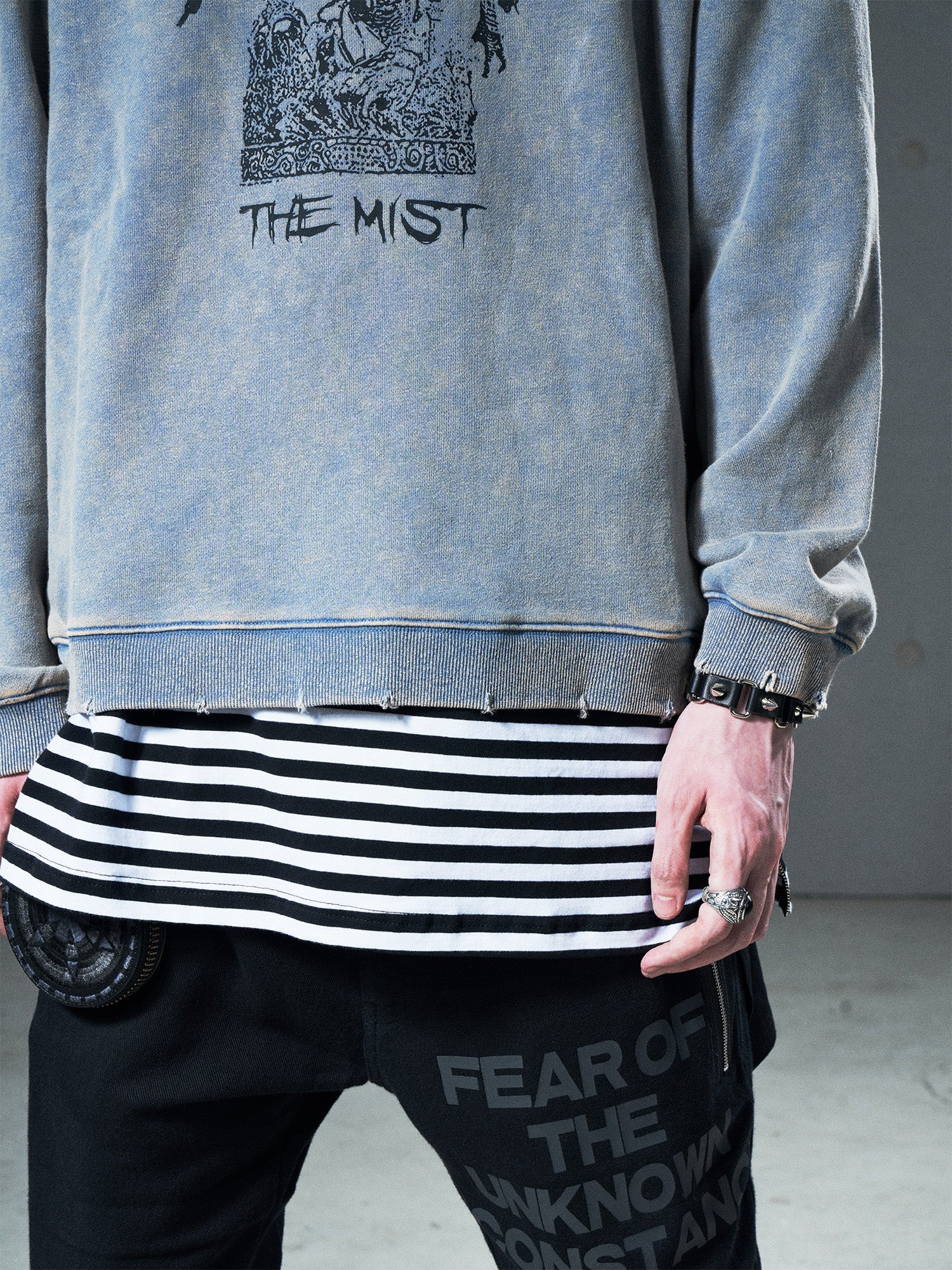 VENTUREK Washed Graphic Frayed Hem Sweatshirt