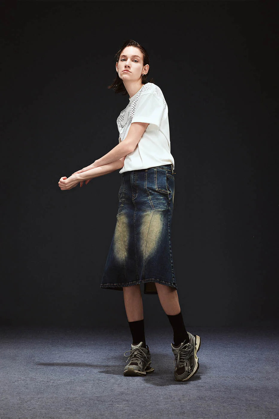 ARTIFICIAL WORLD Broken Mesh Graphic T-Shirt