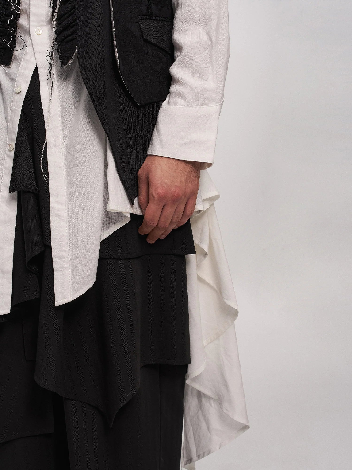 ILNya Nieternite Nifutur Distressed Frayed Petal-Collar Vest
