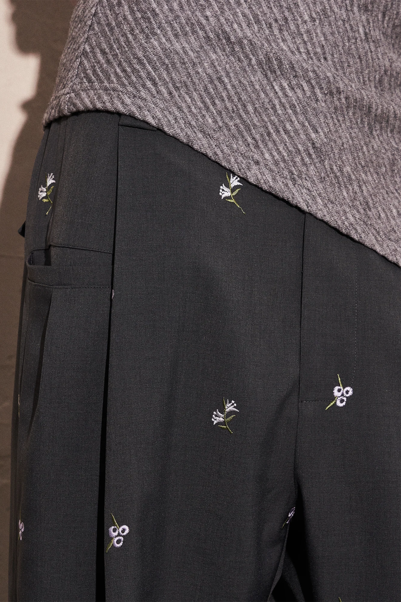 SAME FLOW Floral Embroidery Pleated Wide-Leg Trousers