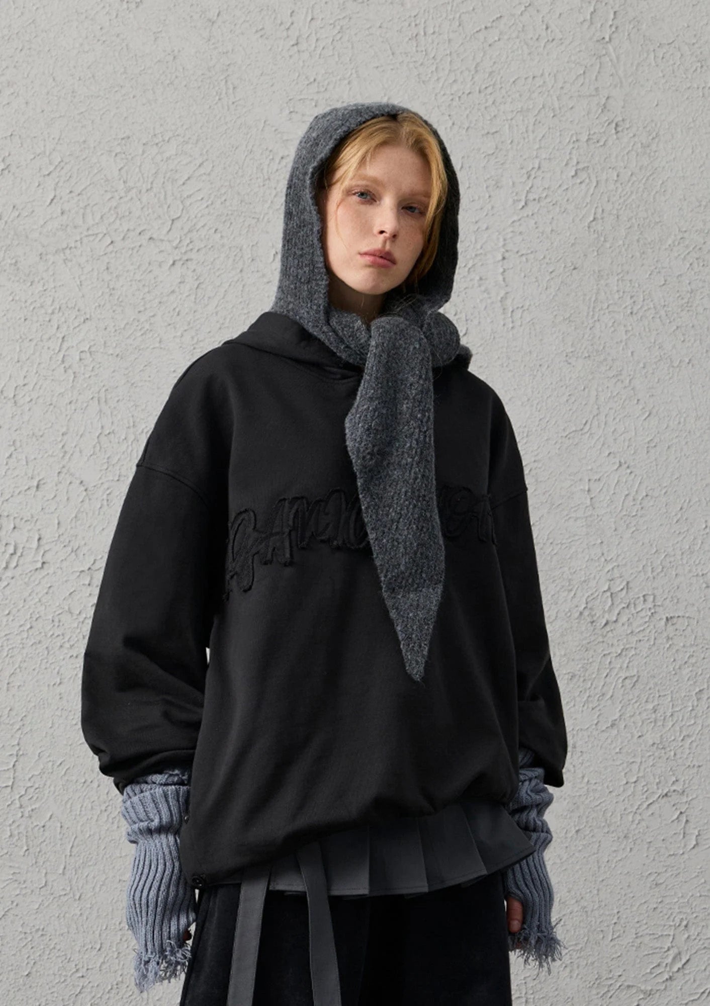 ORGANIC EMOTION Asymmetrical Hem LOGO Embroidered Hoodie