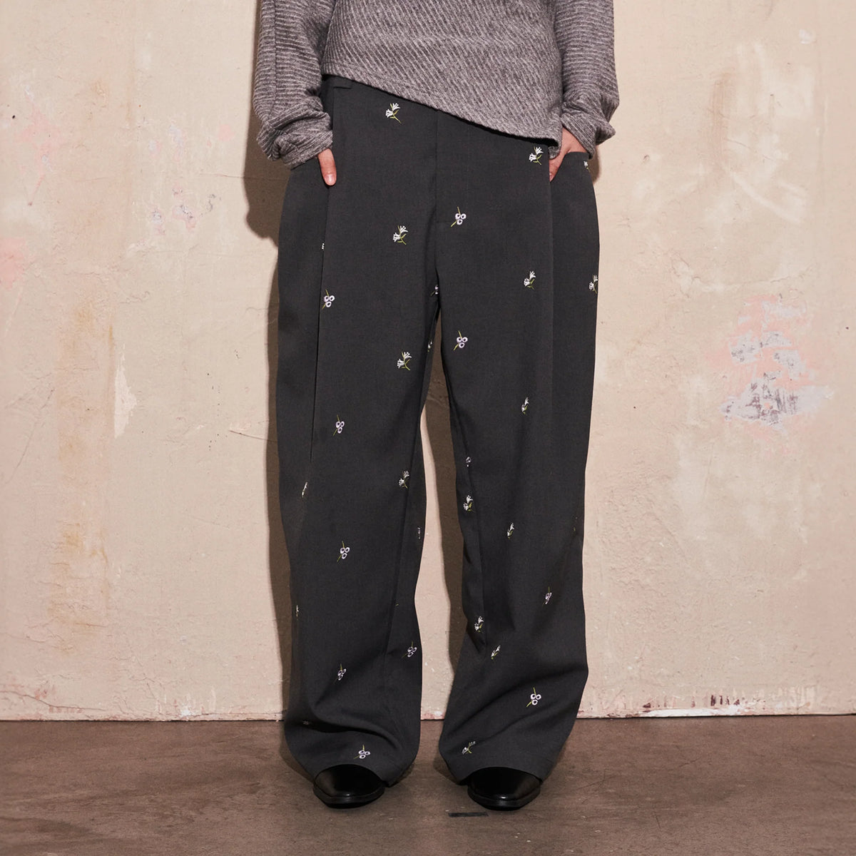SAME FLOW Floral Embroidery Pleated Wide-Leg Trousers