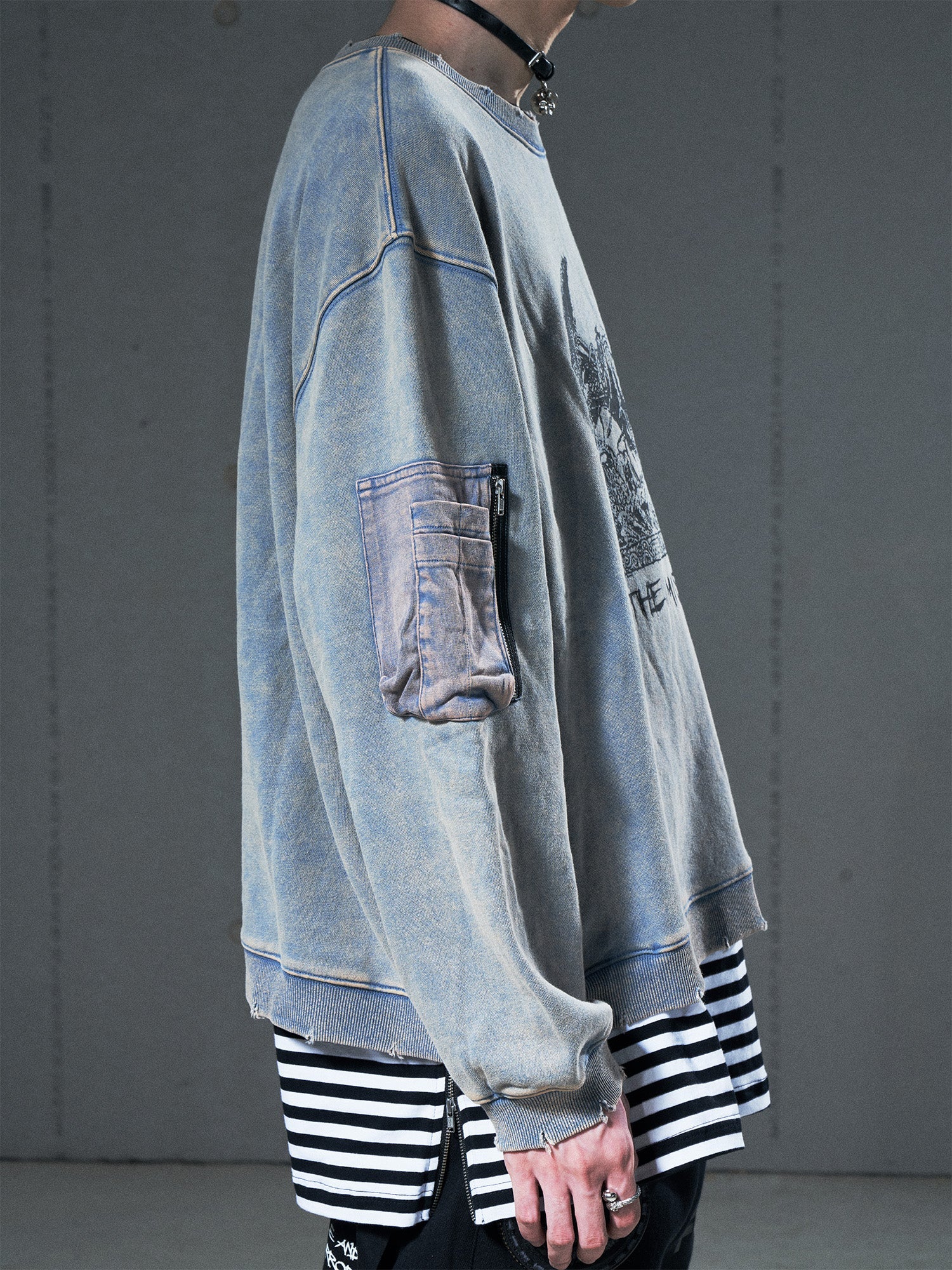 VENTUREK Washed Graphic Frayed Hem Sweatshirt