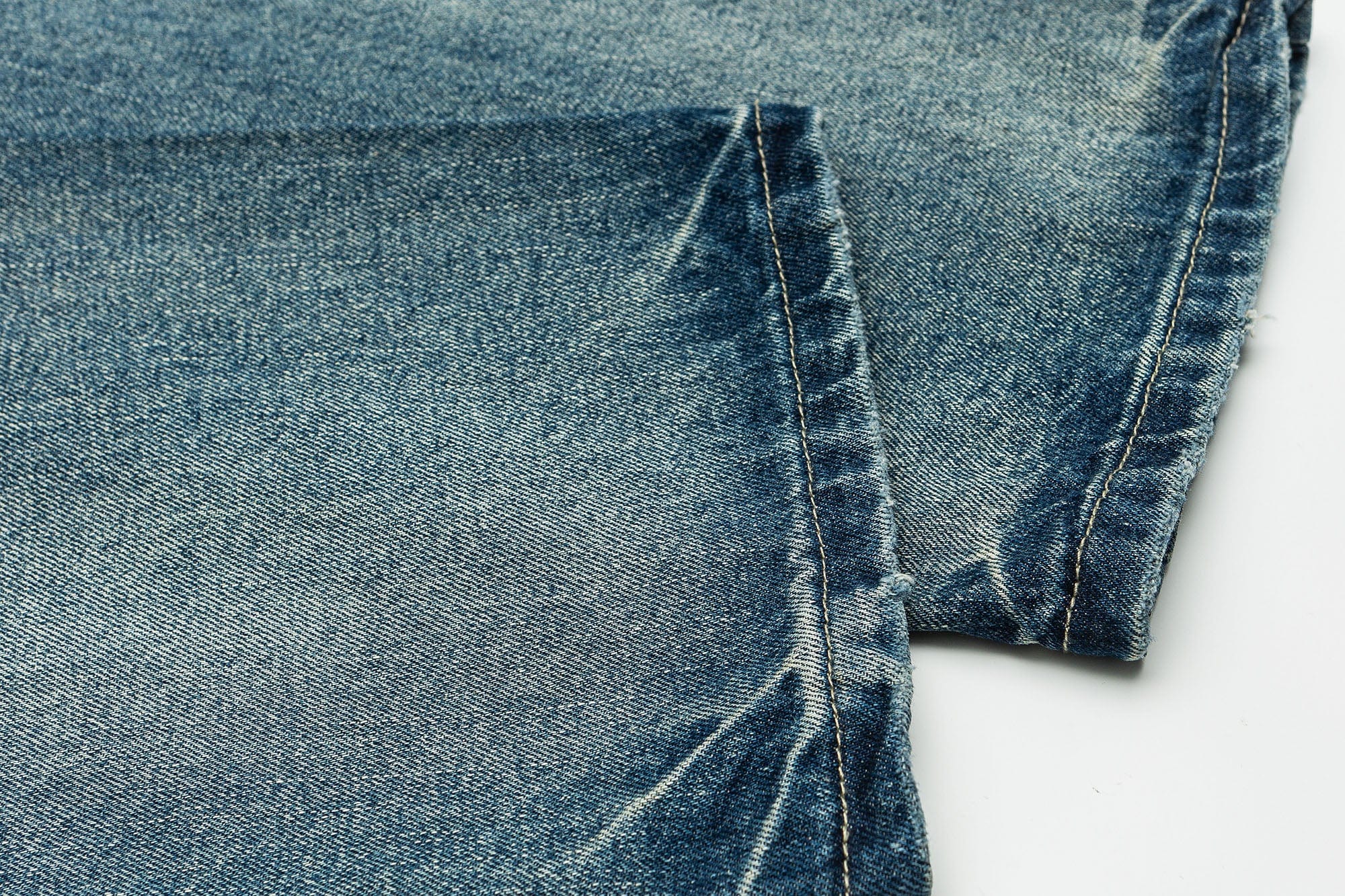 ME DA IGUAL Distressed Ripped Whisker Washed Jeans