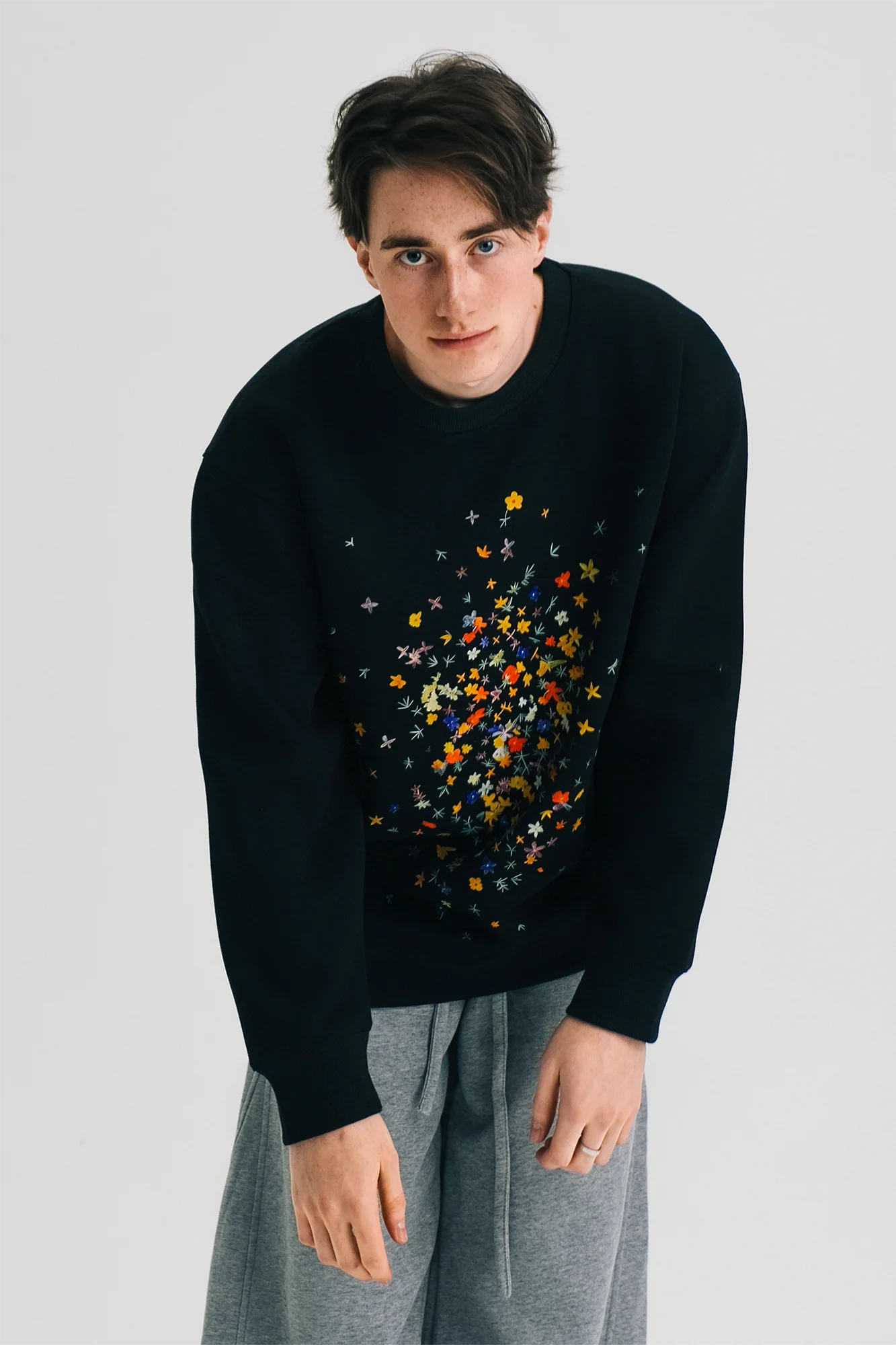 WIID Contrast Floral Graphic Crewneck Sweatshirt