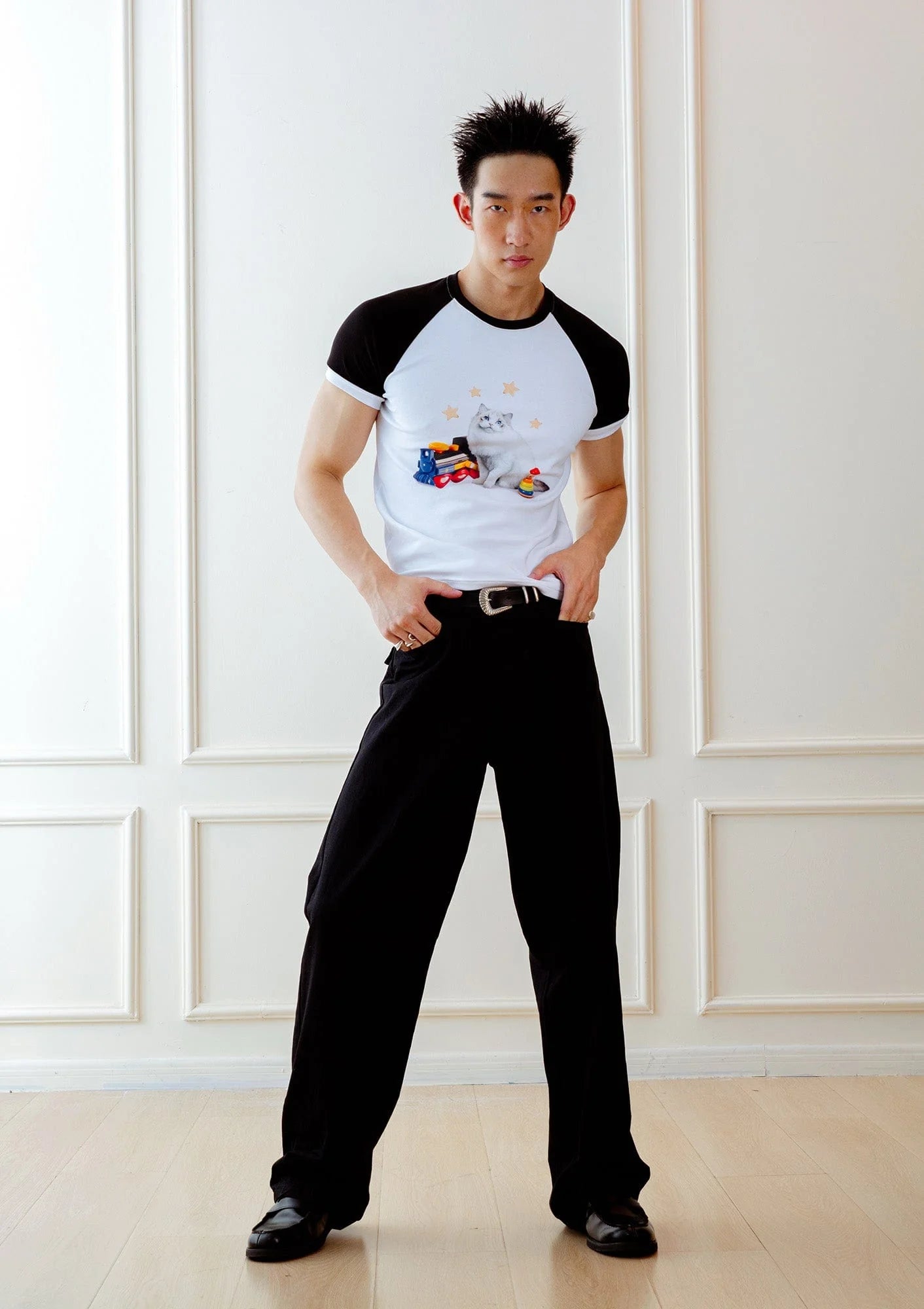 KADAKADA Essential Contrast Raglan Kitty Graphic T-Shirt