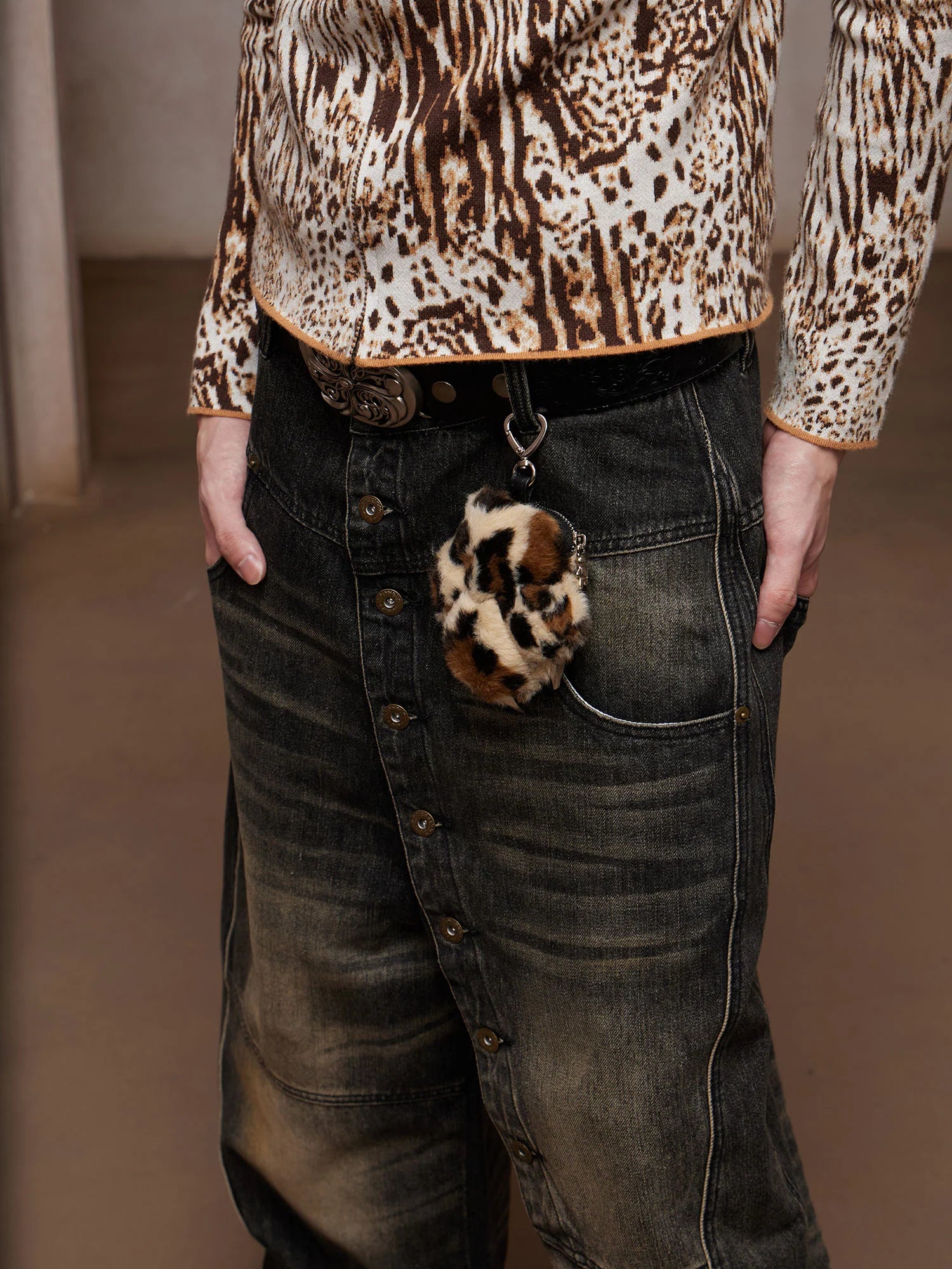 DND4DES Leopard Plush Paw Earbud Bag
