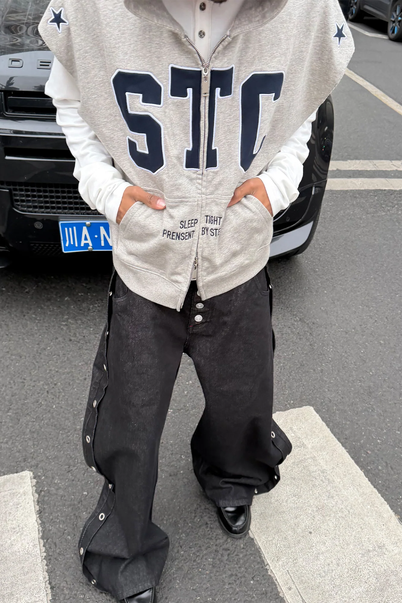 STEEPC Grommet Snap-Fly Flared Raw Jeans