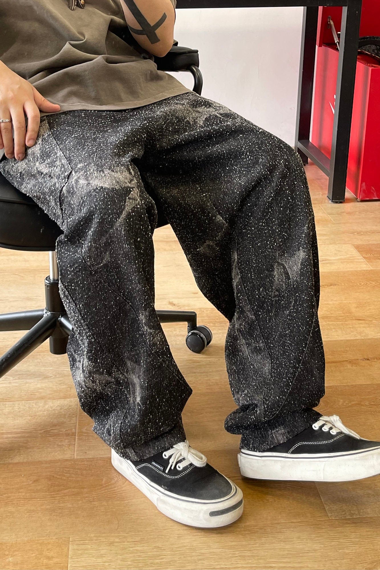 ME DA IGUAL Spliced Splatter Tie-Dye Curved Jeans