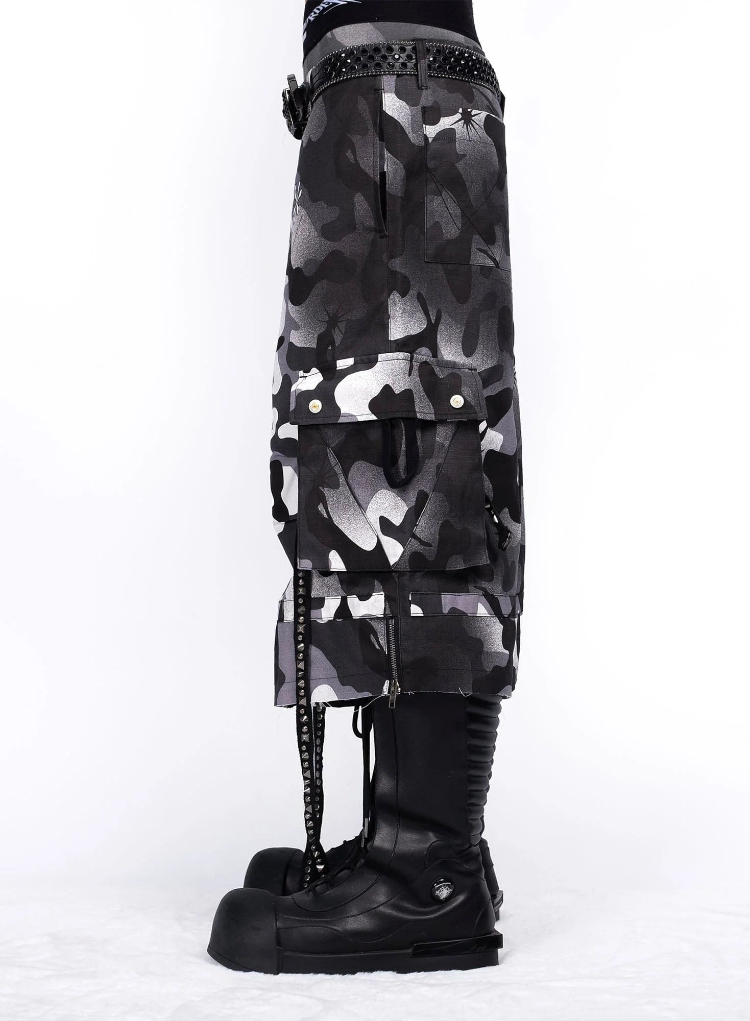 FVVO Distressed Rivet Strap Cargo Shorts Camo