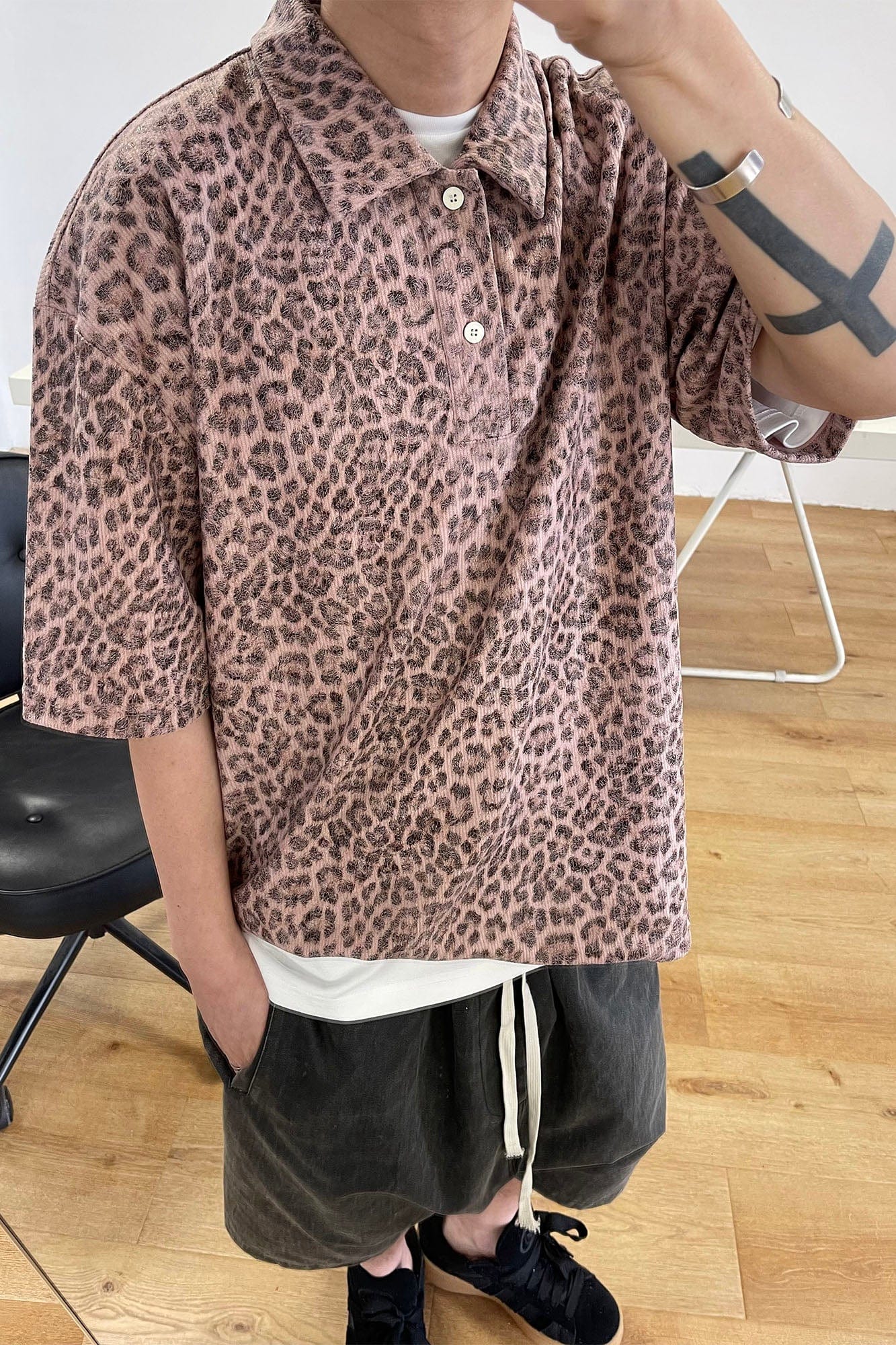 ME DA IGUAL Fuzzy Leopard Polo T-Shirt