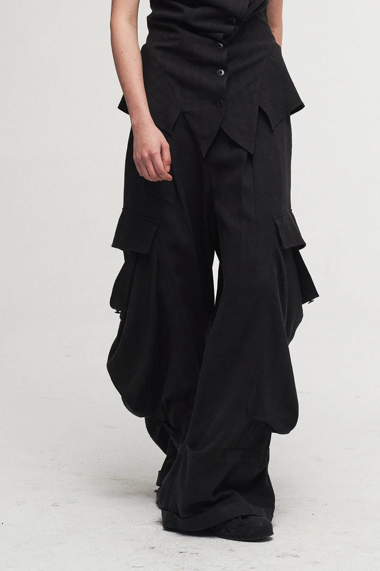 ILNya Nieternite Nifutur Draped Big-Pocket Wide-Leg Cargo Pants