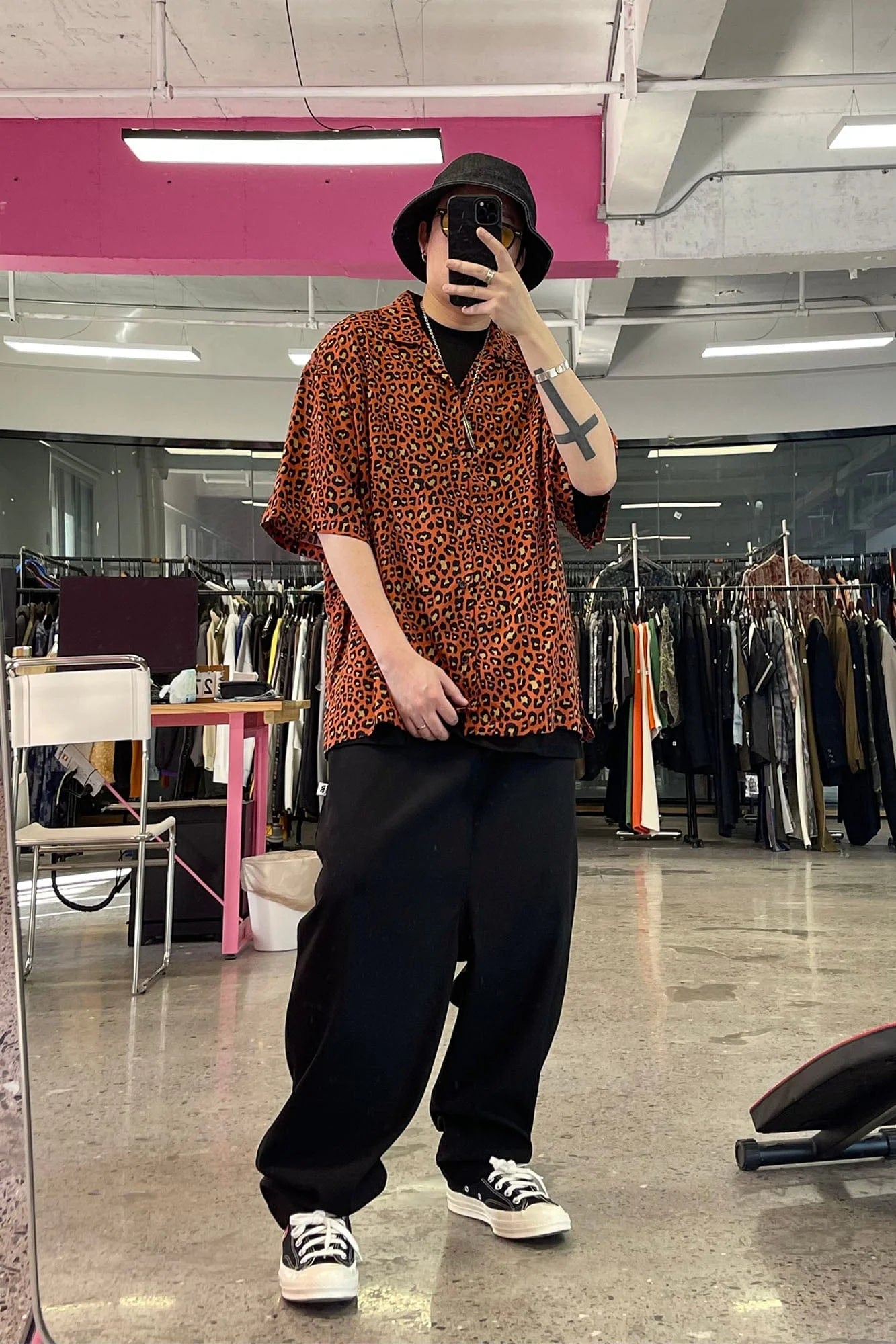 ME DA IGUAL Retro Leopard Full-Print Cuban Half Shirt