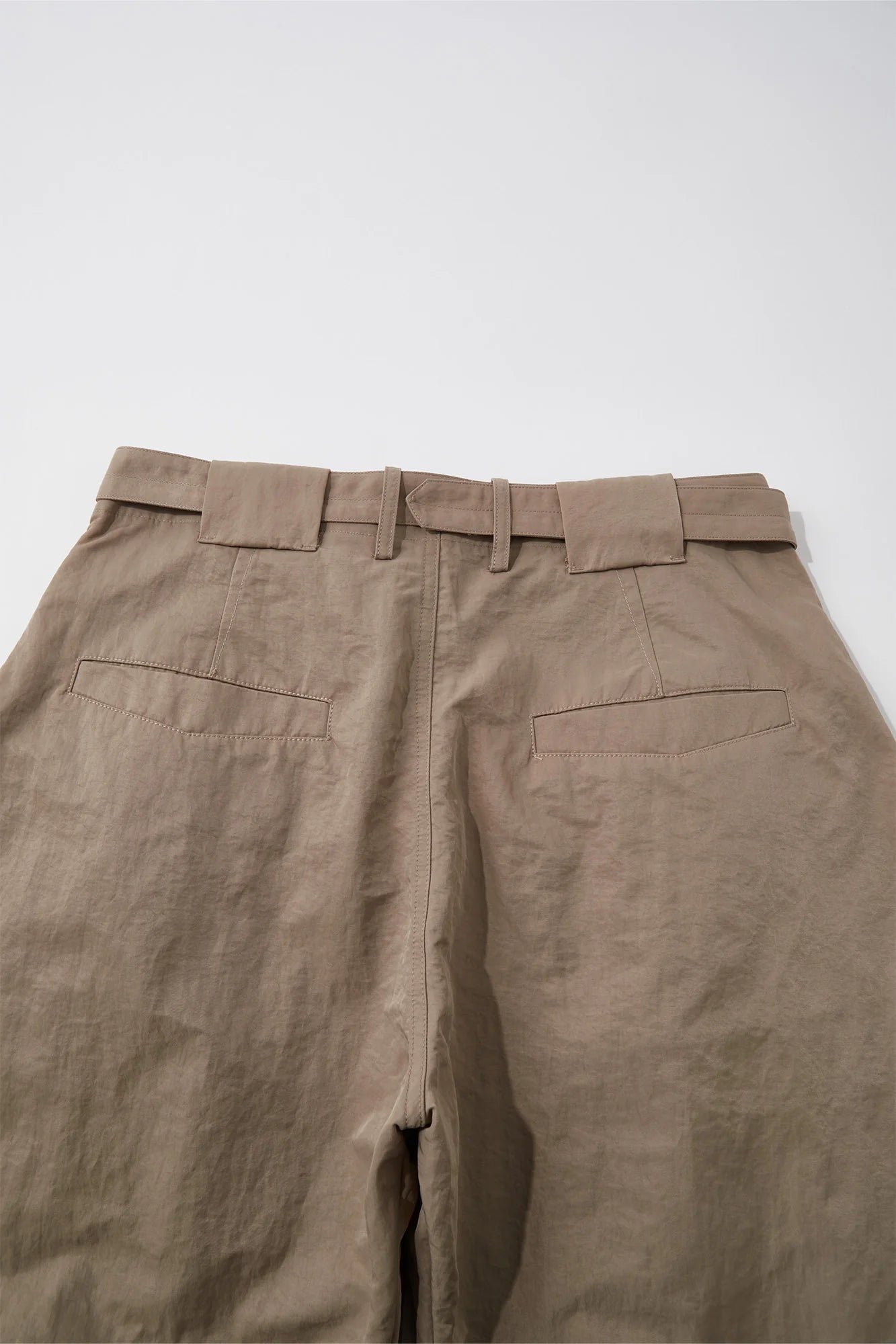 OPICLOTH Pleat Belted Curve Trousers