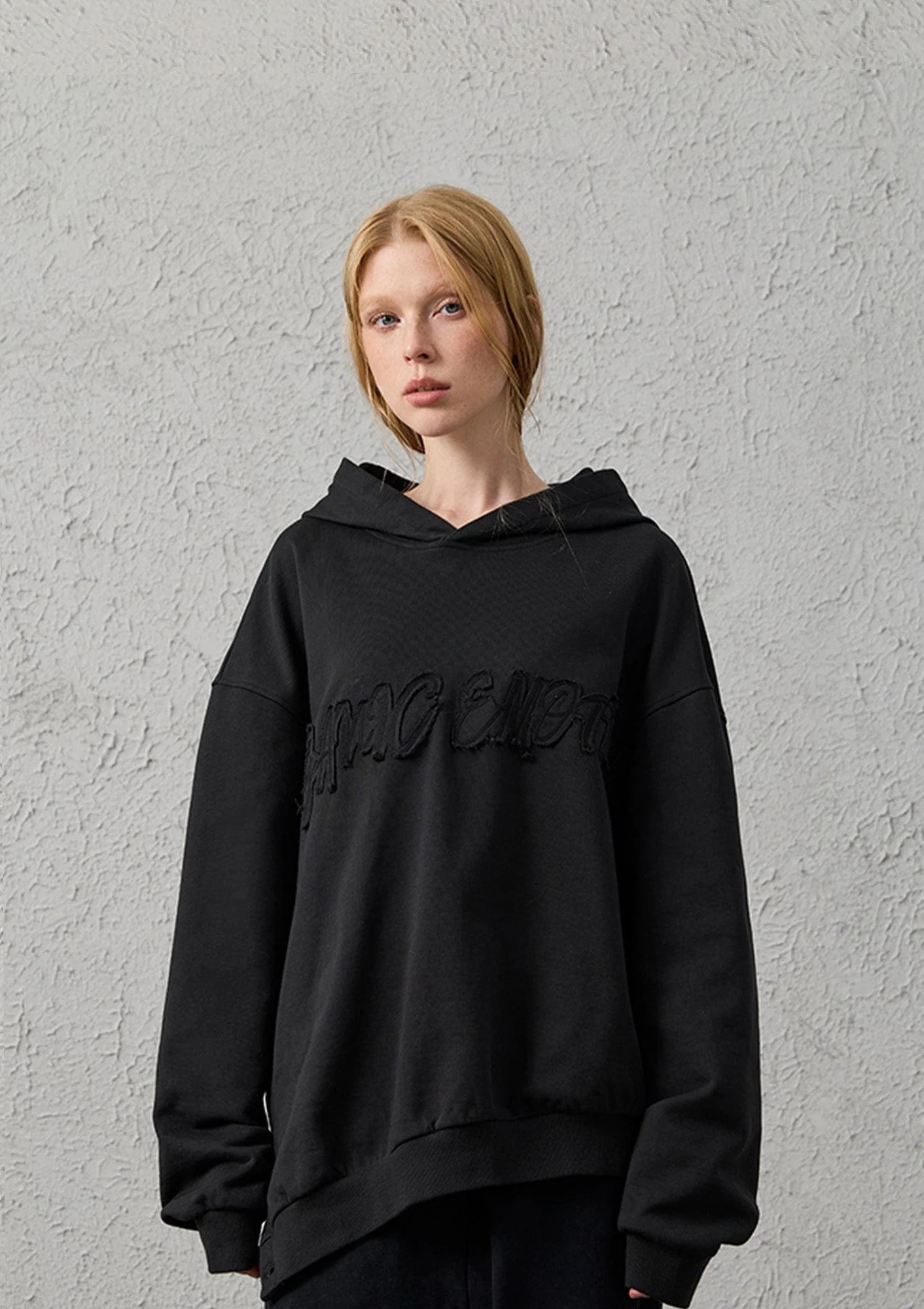 ORGANIC EMOTION Asymmetrical Hem LOGO Embroidered Hoodie
