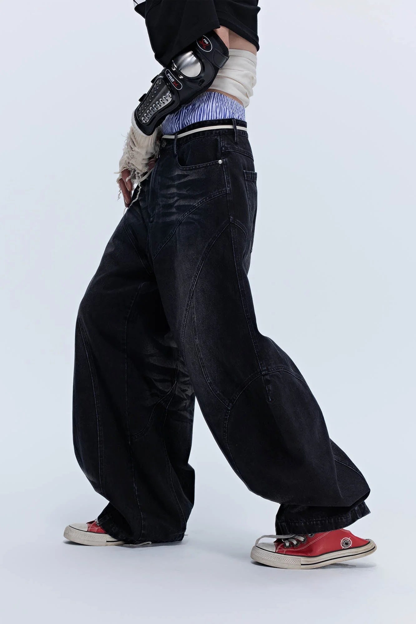 SAVAGEGROWTHWORLD Arc-Paneled Washed Oversized Balloon Jeans