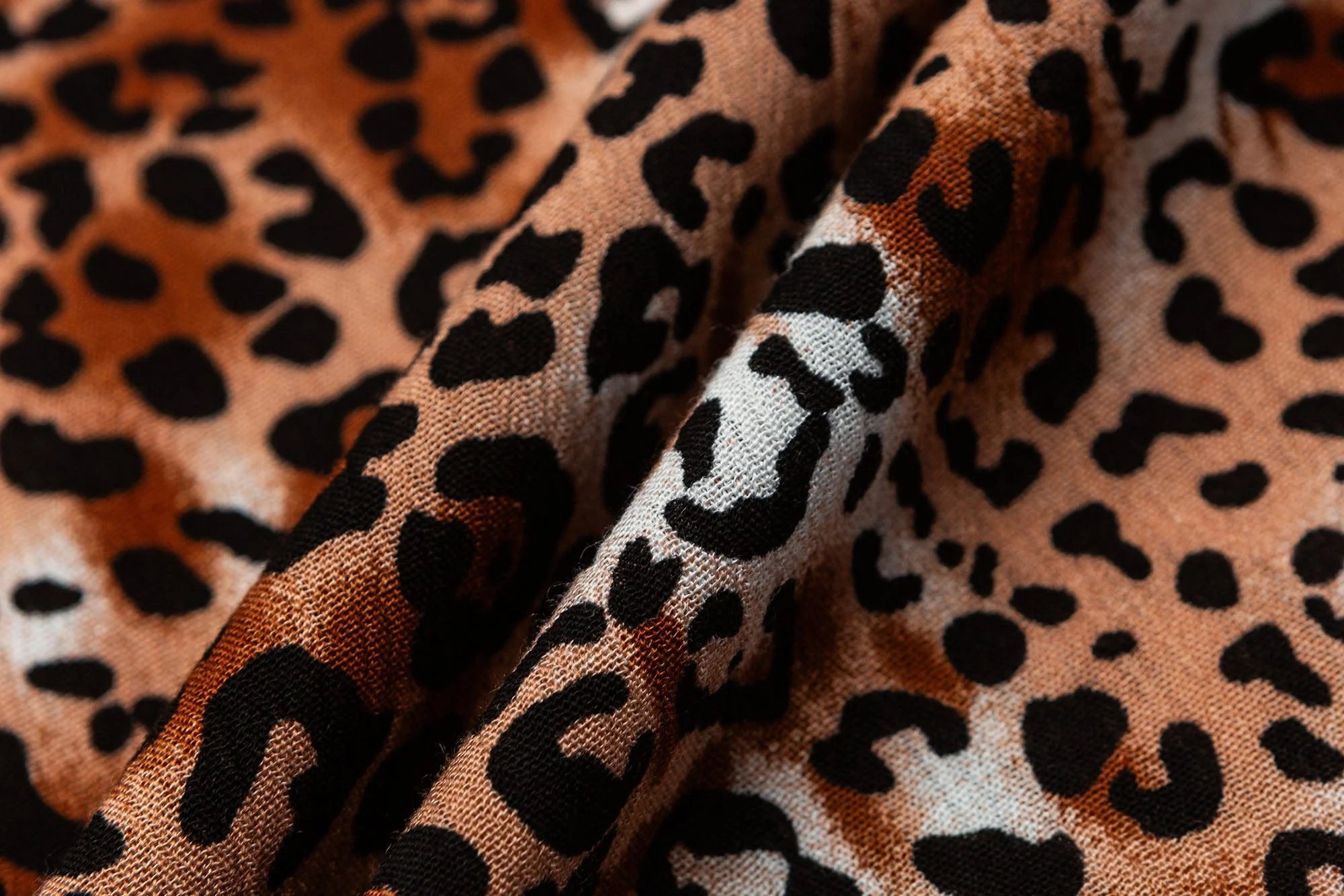 ME DA IGUAL Classic Leopard Full-Print Half Shirt