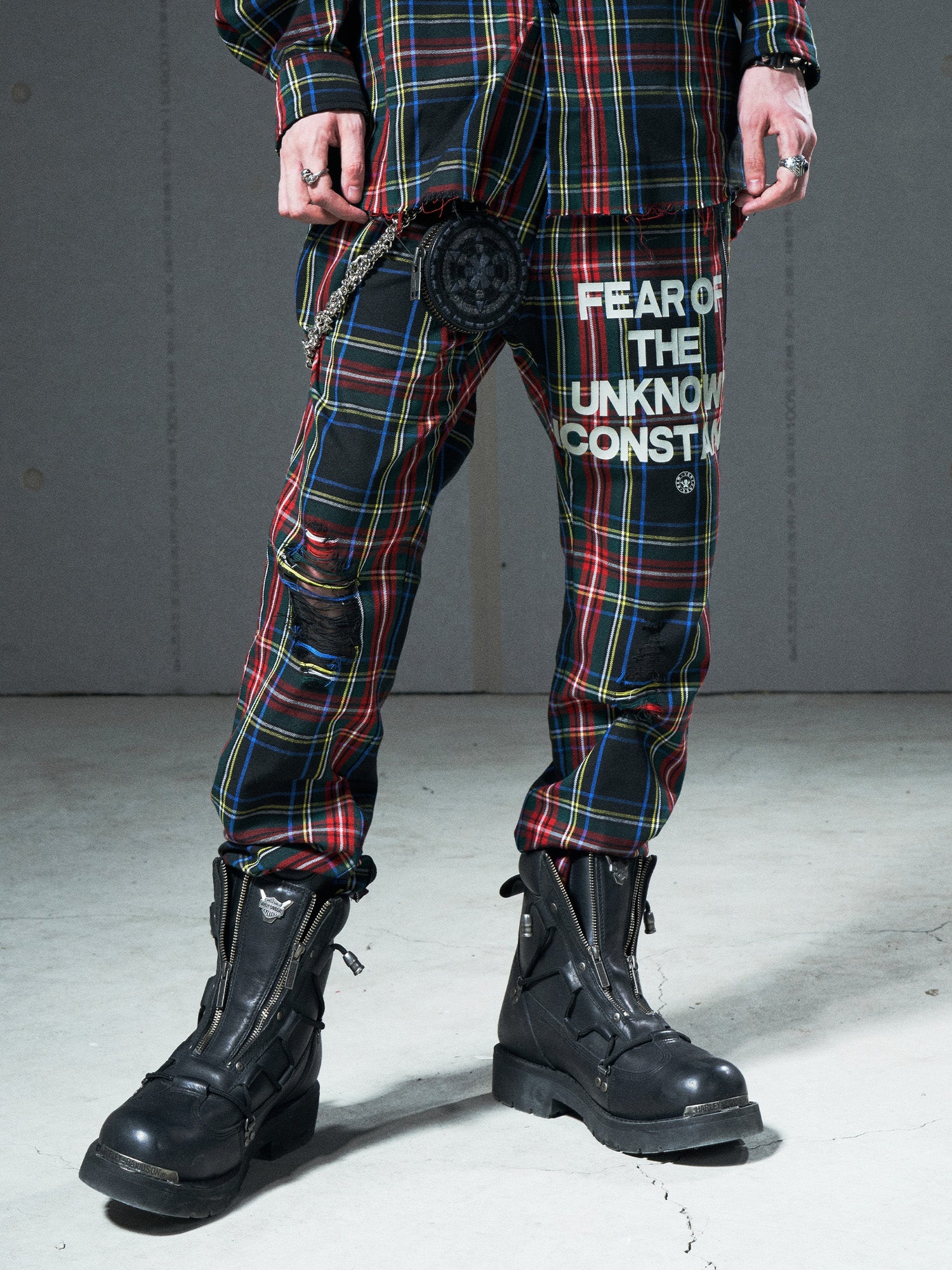 VENTUREK Distressed Zippered-Hem Slogan Slim Plaid Pants