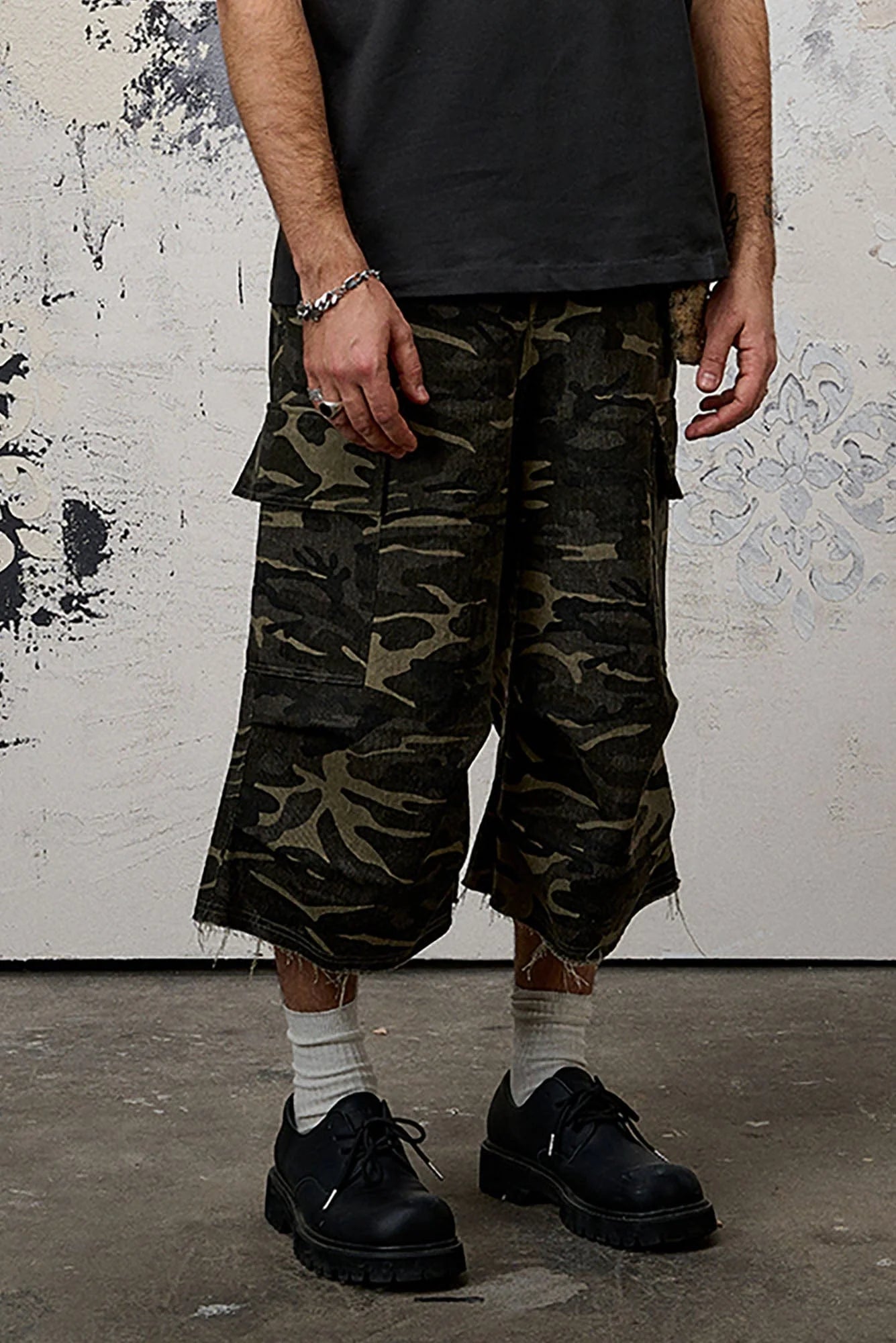 DONSMOKE Camo Multi-Pocket Raw-Edge Curved Shorts
