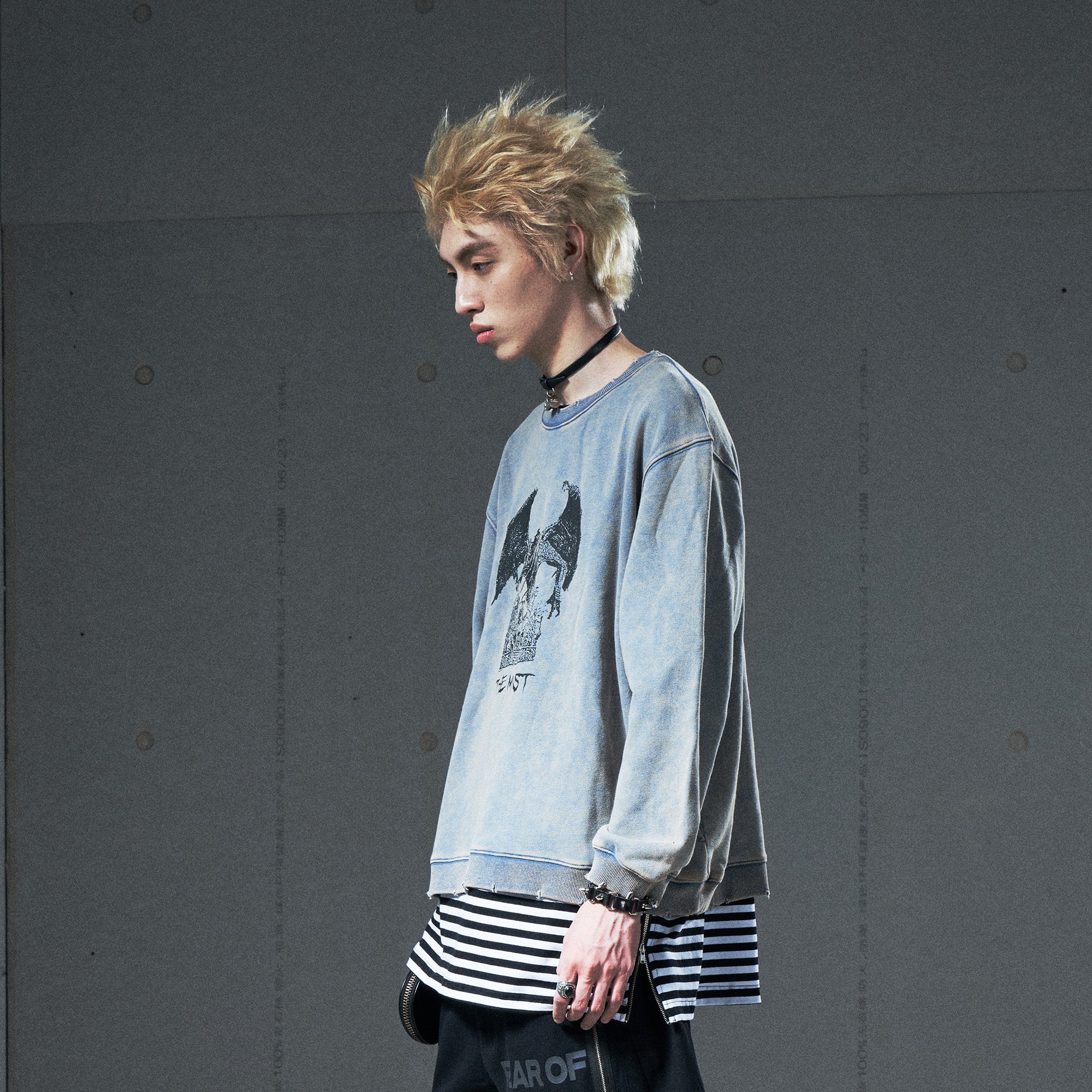 VENTUREK Washed Graphic Frayed Hem Sweatshirt