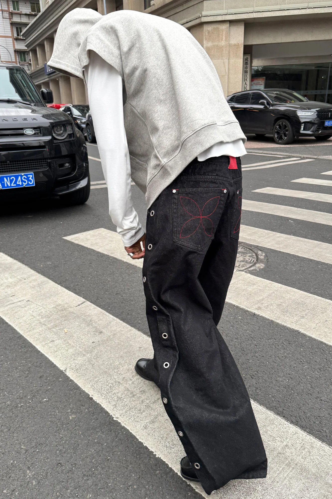 STEEPC Grommet Snap-Fly Flared Raw Jeans