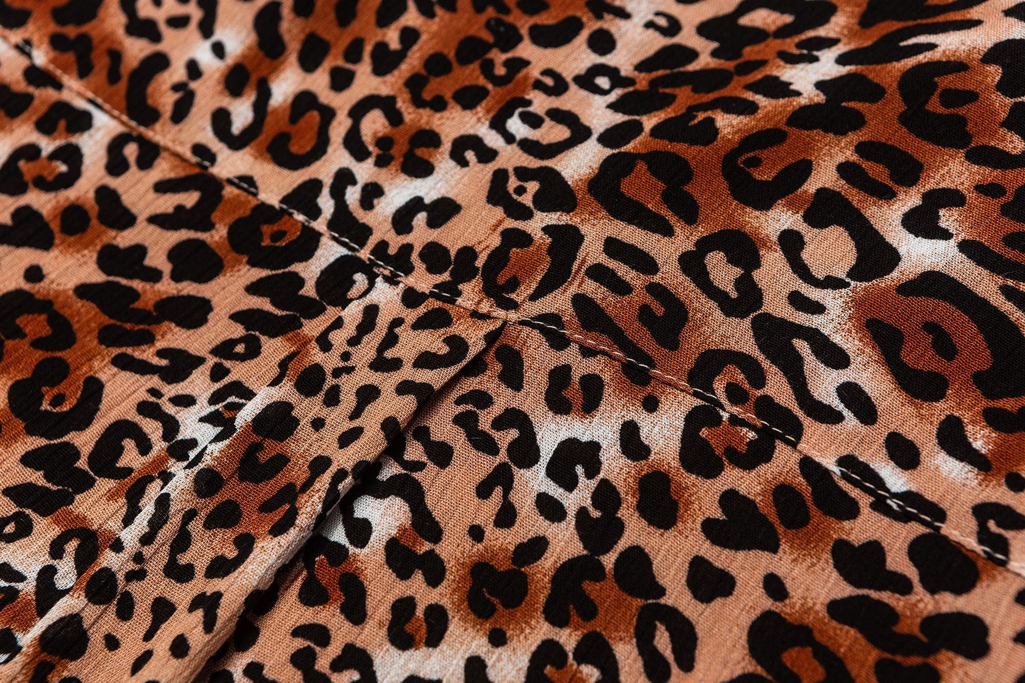 ME DA IGUAL Classic Leopard Full-Print Half Shirt