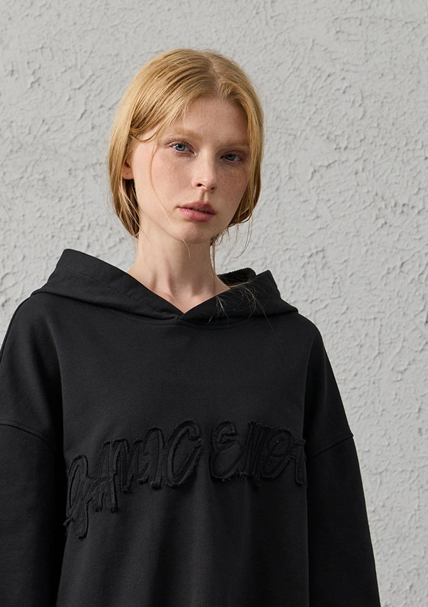 ORGANIC EMOTION Asymmetrical Hem LOGO Embroidered Hoodie