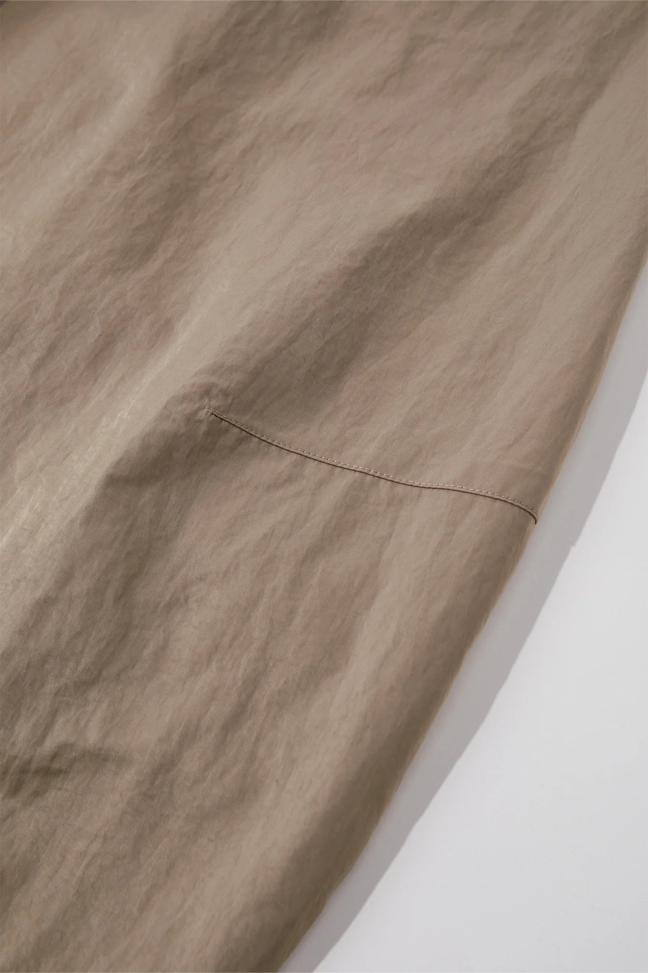 OPICLOTH Pleat Belted Curve Trousers