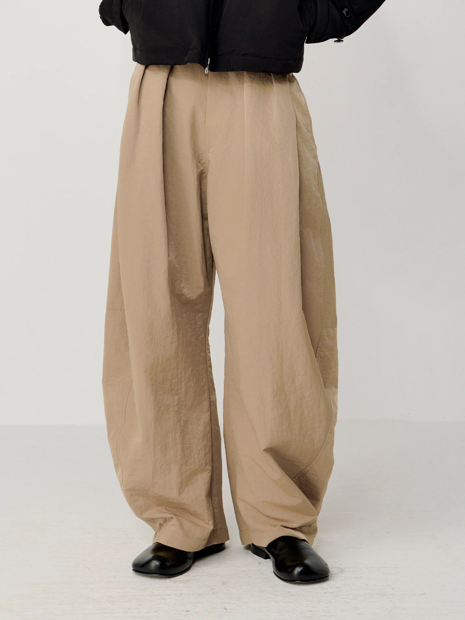 OPICLOTH Pleat Belted Curve Trousers