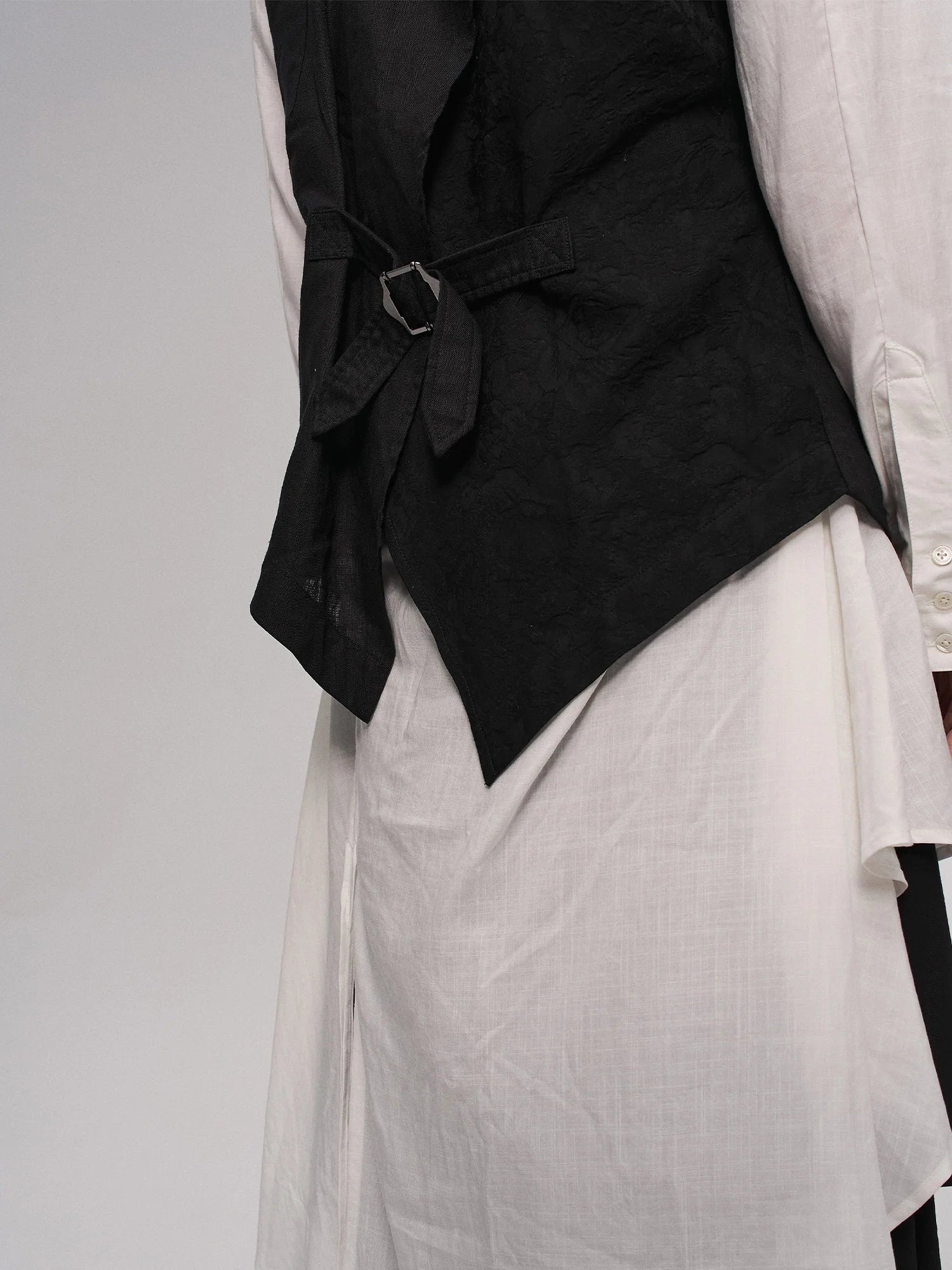 ILNya Nieternite Nifutur Distressed Frayed Petal-Collar Vest