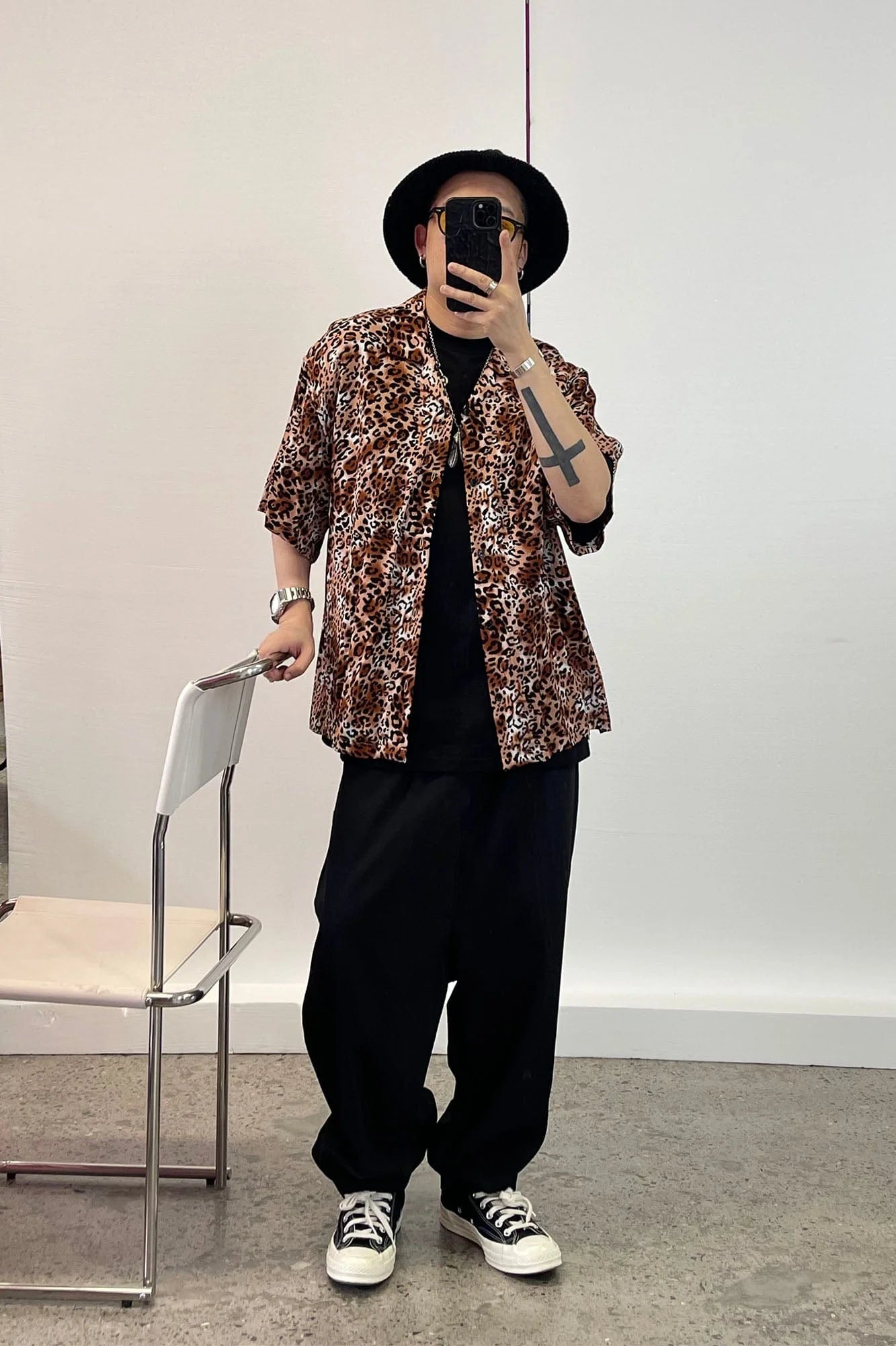 ME DA IGUAL Classic Leopard Full-Print Half Shirt