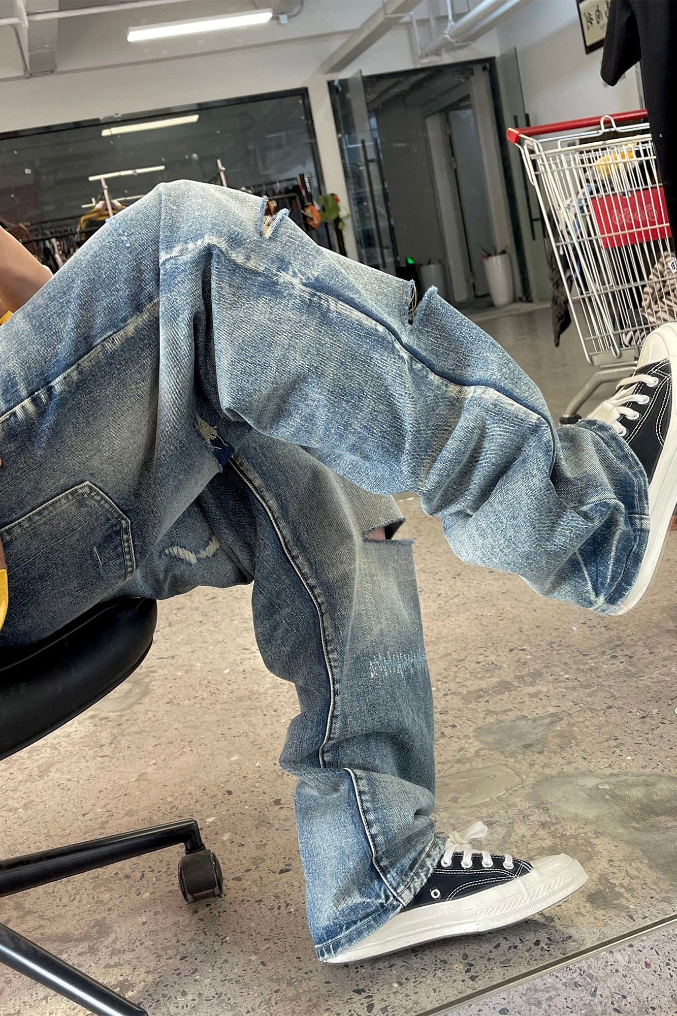 ME DA IGUAL Distressed Ripped Whisker Washed Jeans