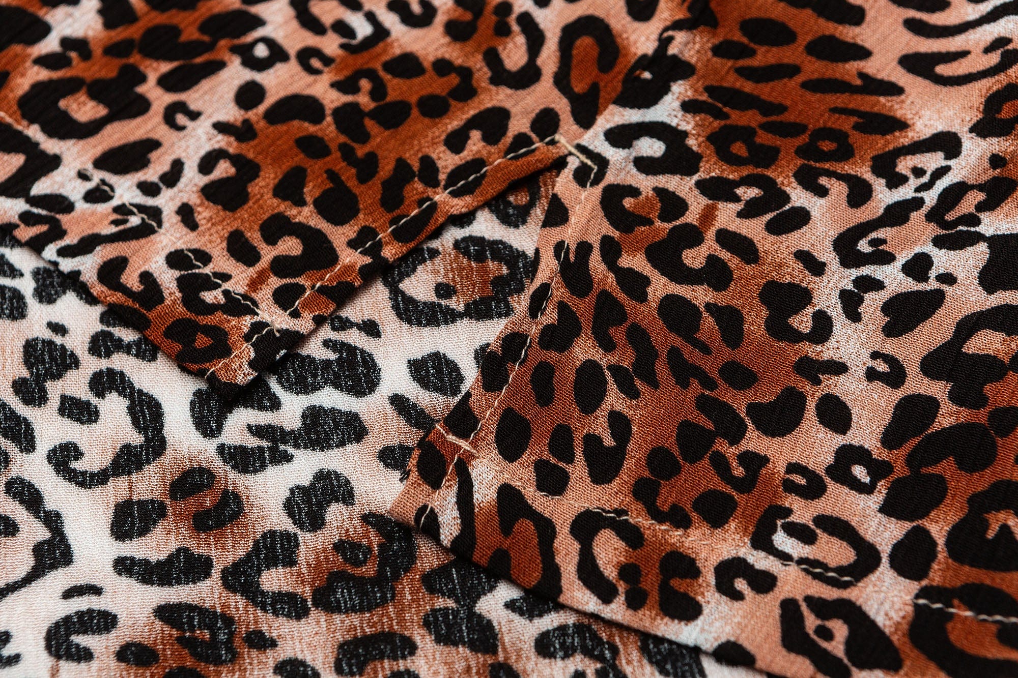 ME DA IGUAL Classic Leopard Full-Print Half Shirt