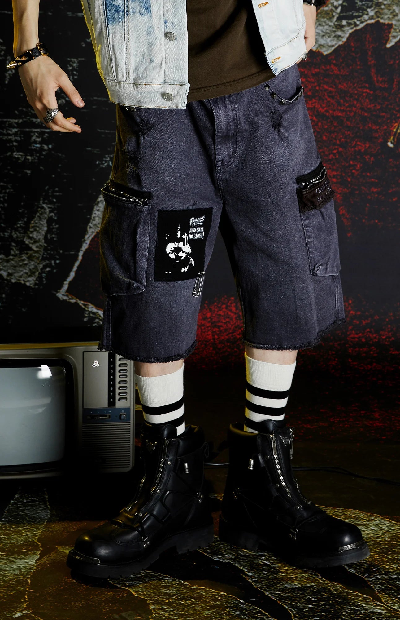 VENTUREK Washed Patch Studded Raw-Edge Shorts