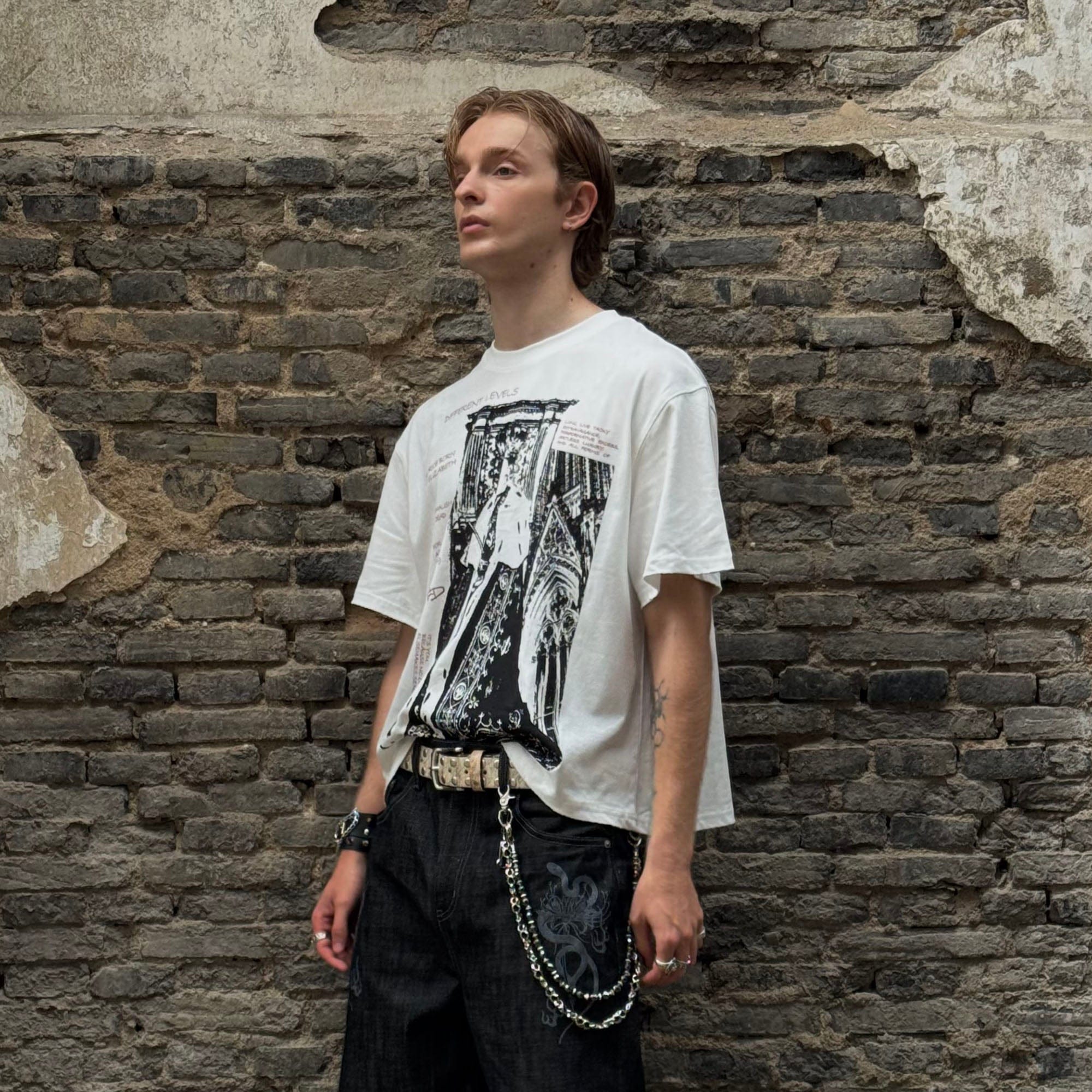 LUUUCAM Crowned King Graphic T-Shirt