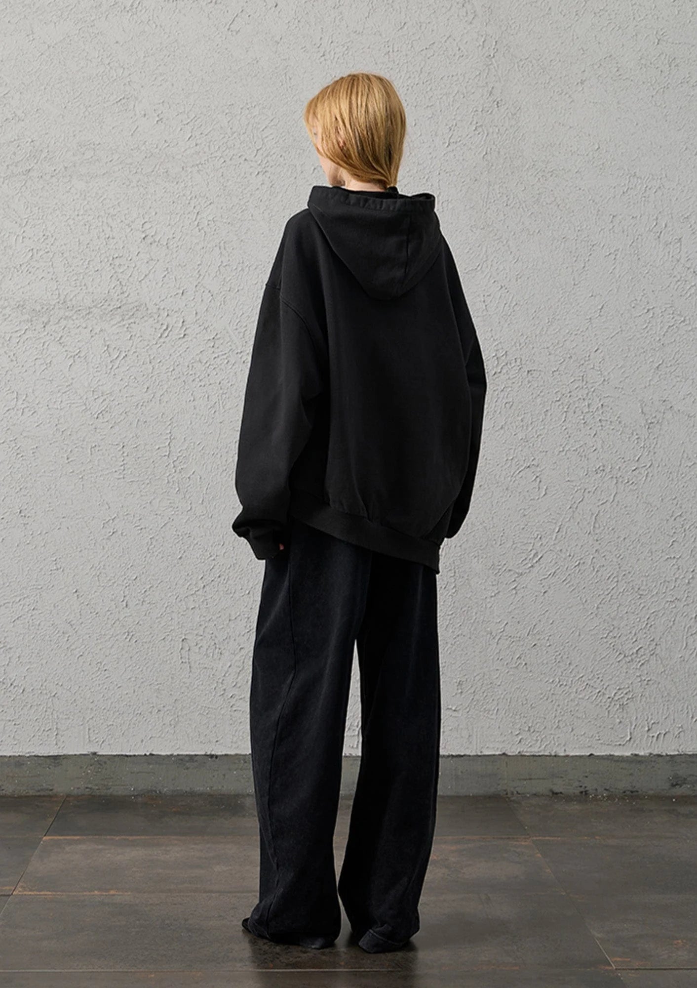 ORGANIC EMOTION Asymmetrical Hem LOGO Embroidered Hoodie