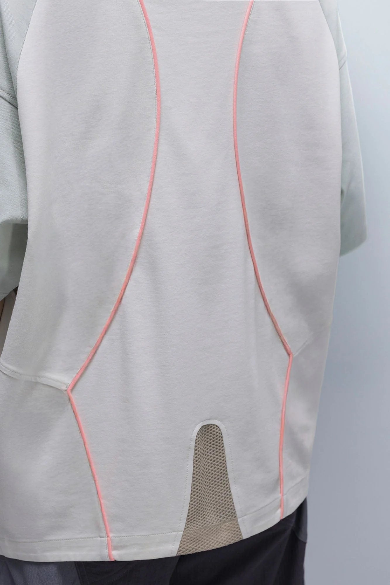 XIPHEVIL Contrast Paneled Mesh Zip-Pocket Raglan T-Shirt Ice