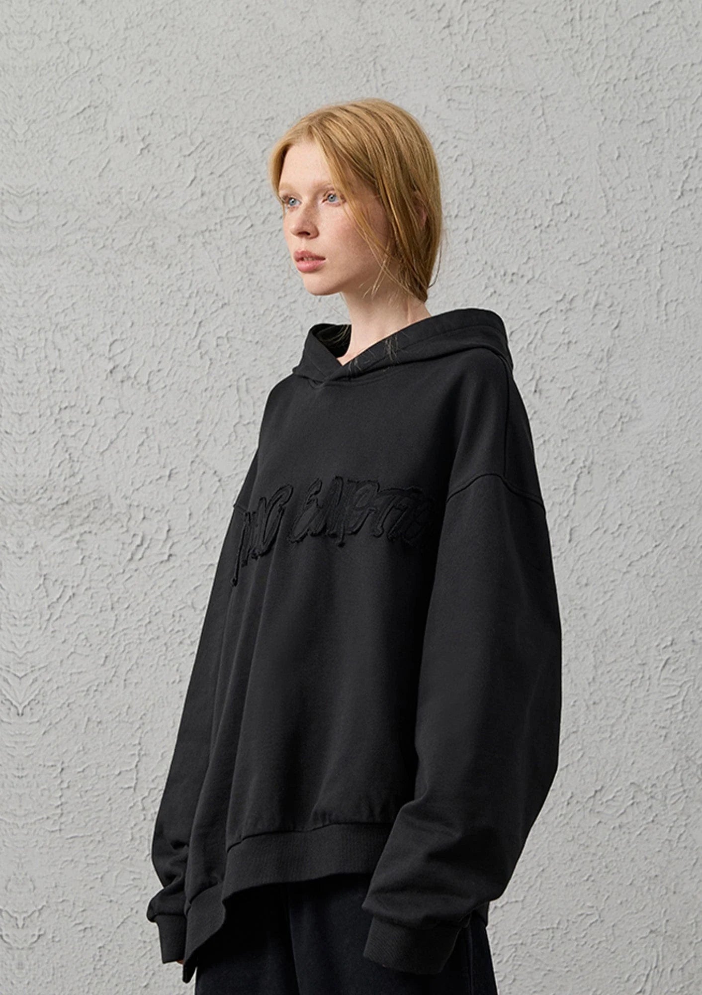 ORGANIC EMOTION Asymmetrical Hem LOGO Embroidered Hoodie