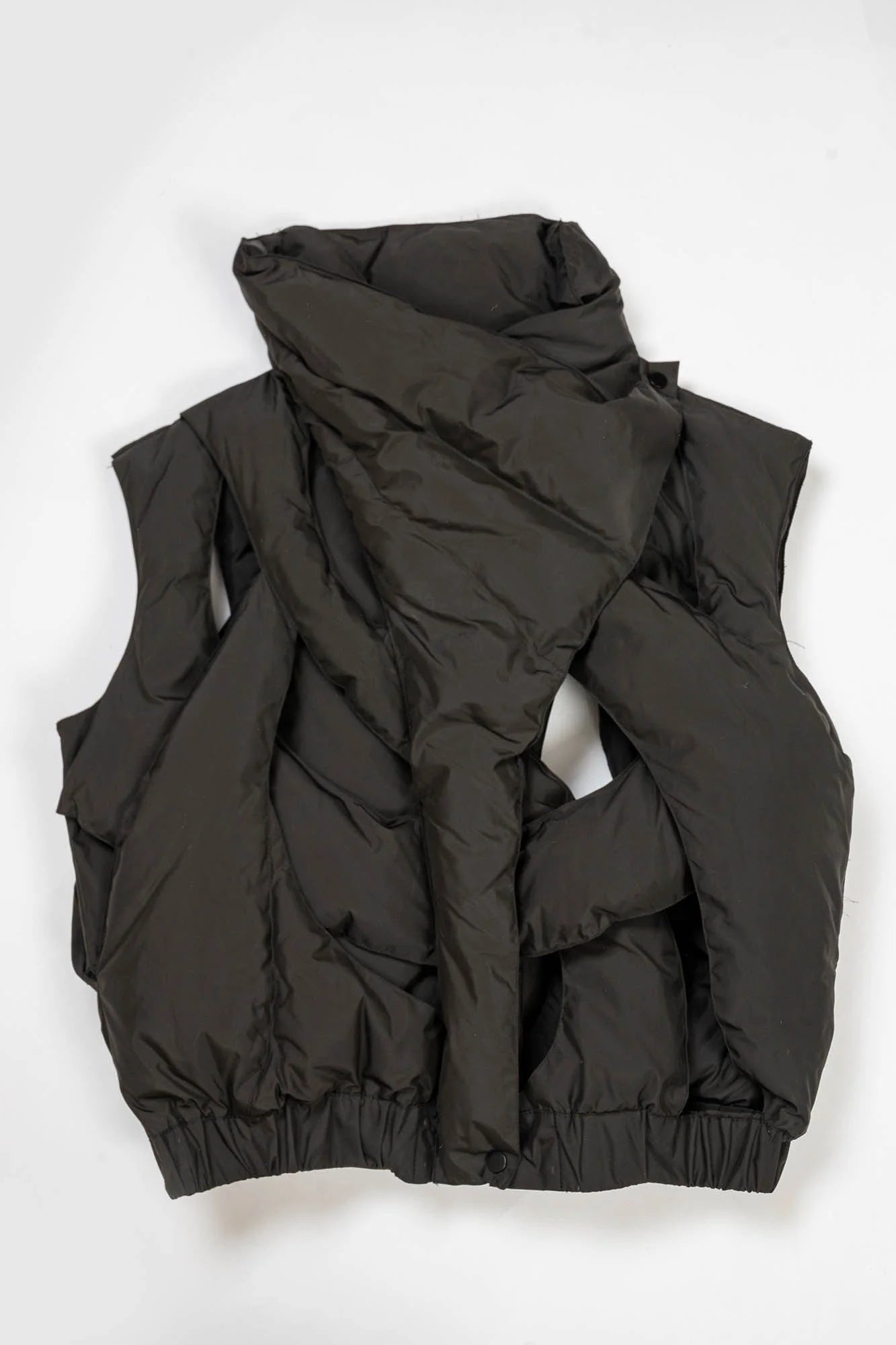 KADAKADA Hollow Out Cross Quilted Vest