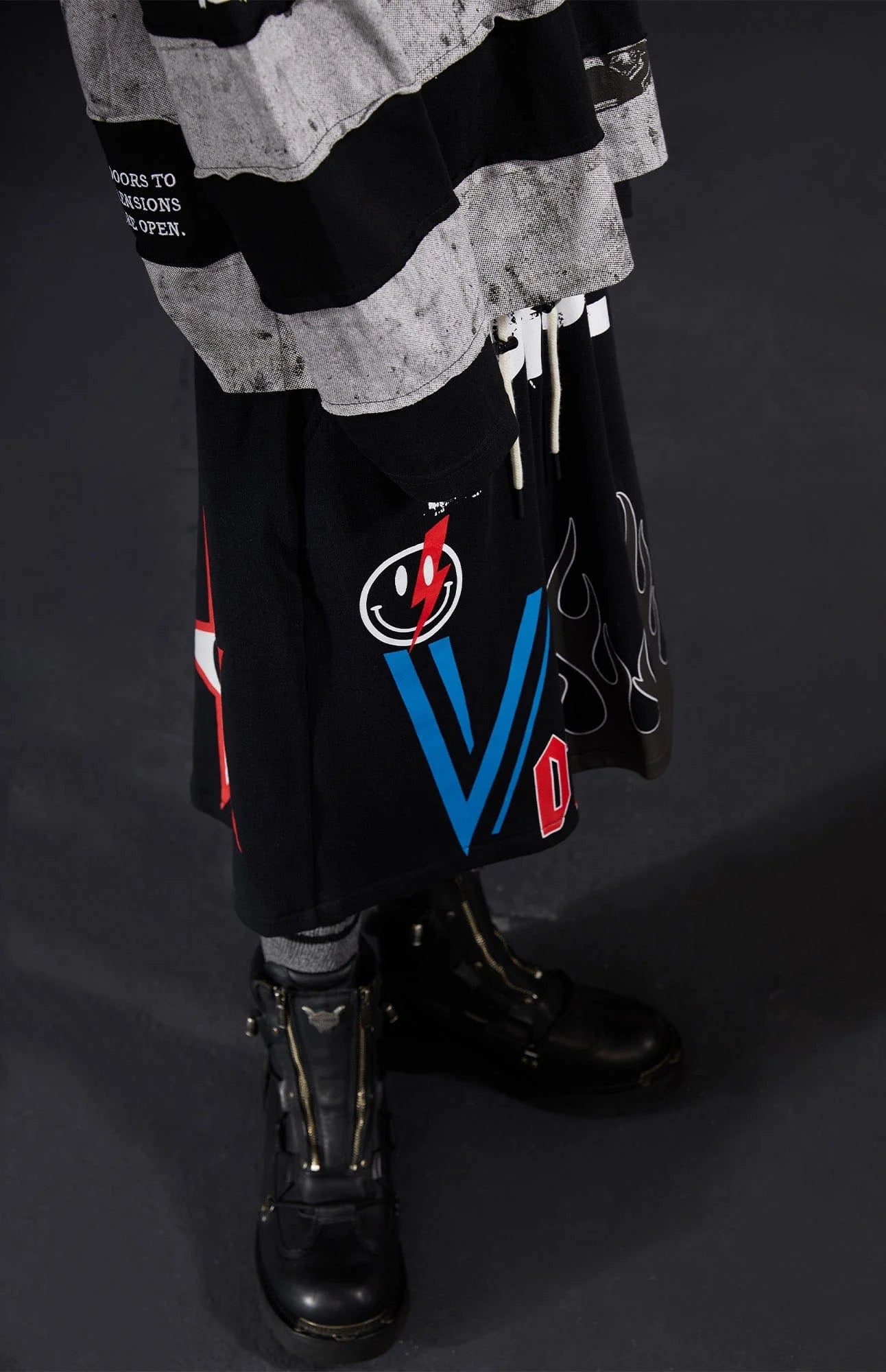 VENTUREK Graffiti Flame Graphic Drawstring Shorts