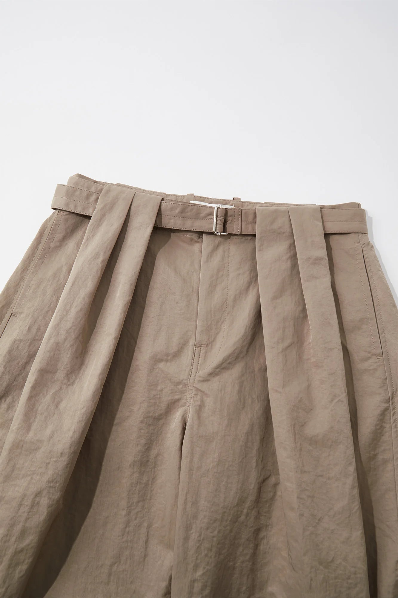 OPICLOTH Pleat Belted Curve Trousers