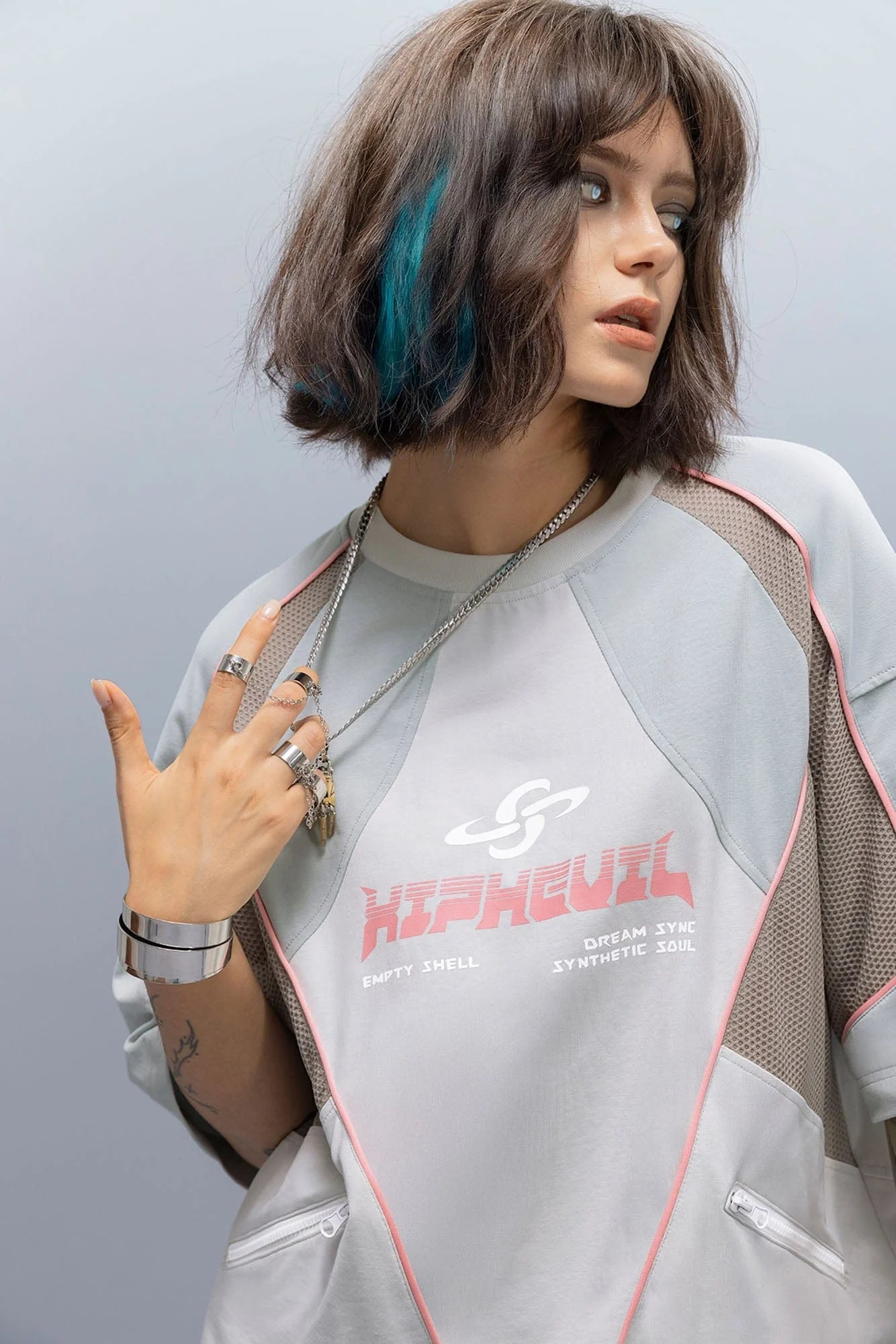 XIPHEVIL Contrast Paneled Mesh Zip-Pocket Raglan T-Shirt Ice